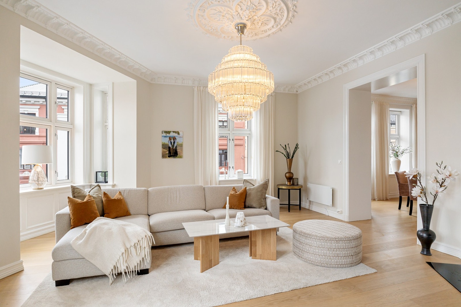 Store vindusflater sørger for rikelig med naturlig lys og en luftig romfølelse. Galleribilde