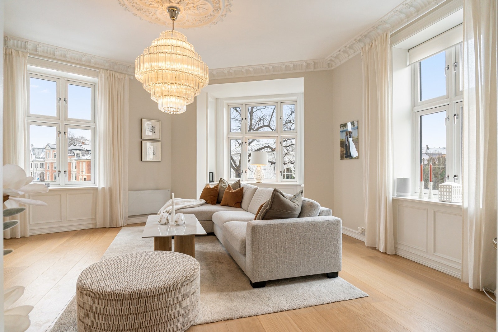 Boligen er betydelig påkostet og har fått en oppgradert planløsning som er nøye tilpasset for god sammenheng mellom rommene, helhet og en luftig romfølelse. Galleribilde