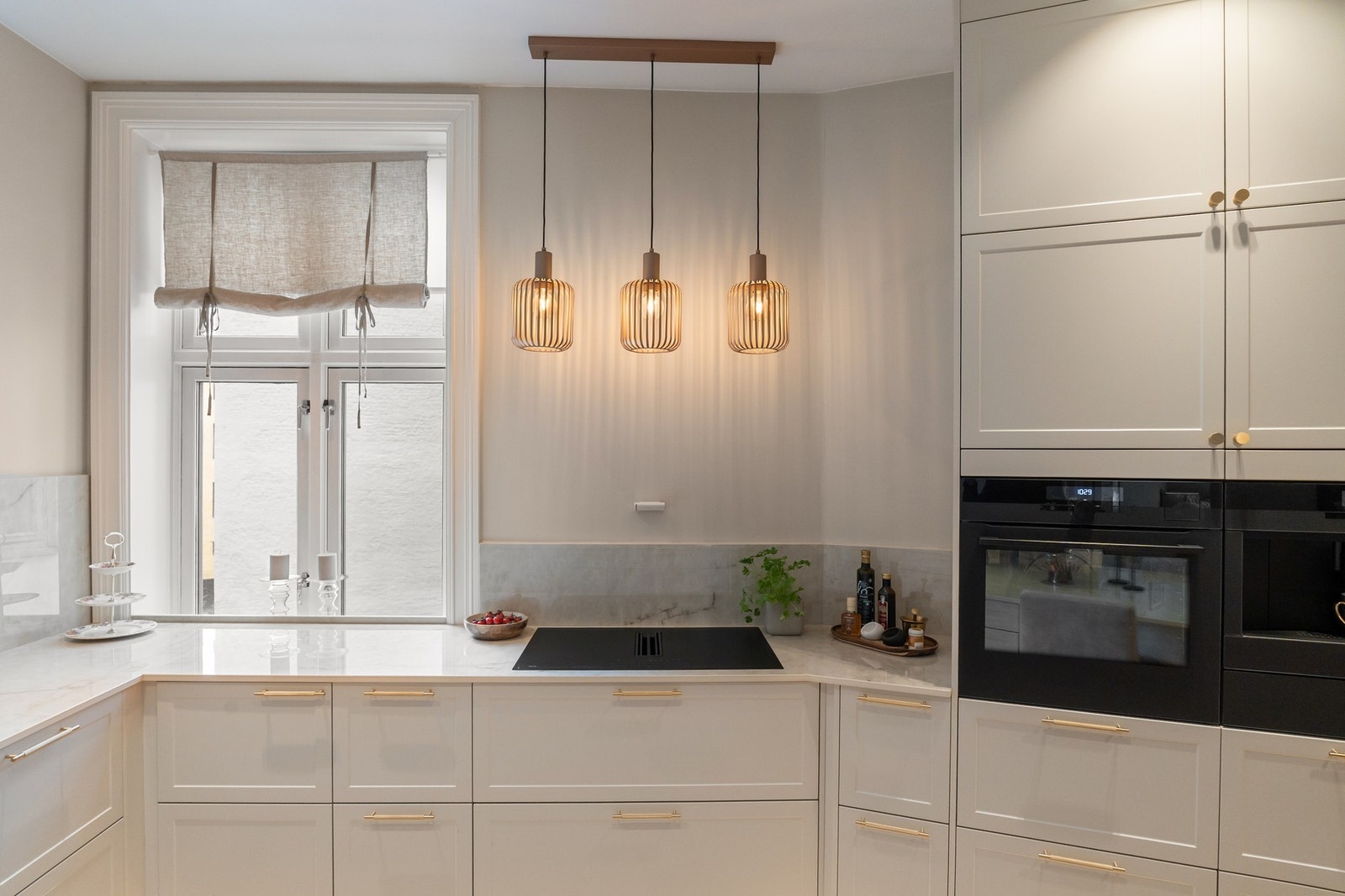 Benkeplate i stein fra Easystone Emperador Light, med marmorplate over benk som gir et eksklusivt preg. Galleribilde