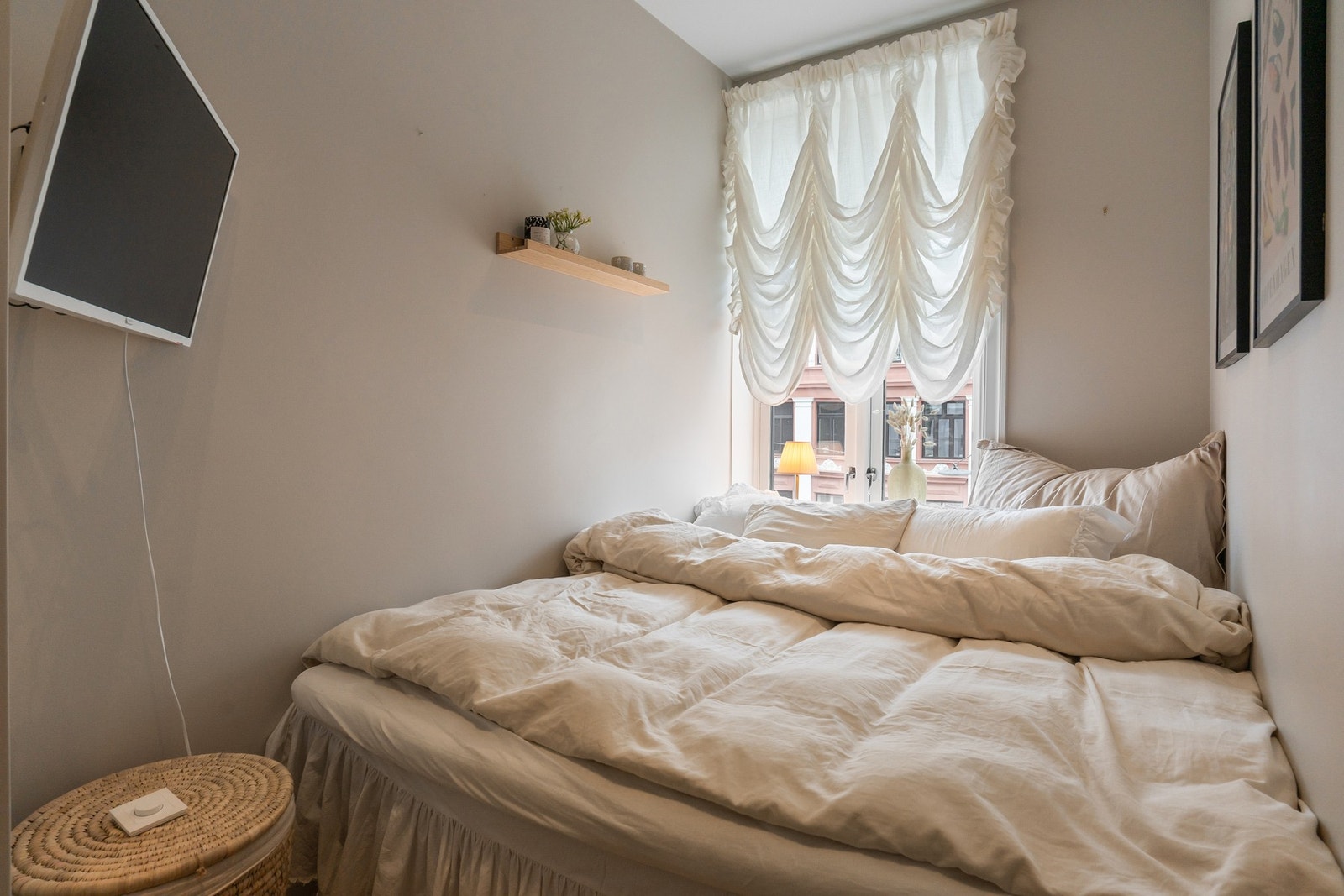 Rommet egner seg svært godt som barnerom, gjesterom eller hjemmekontor, og har samme lyse og gjennomførte uttrykk som resten av leiligheten. Galleribilde