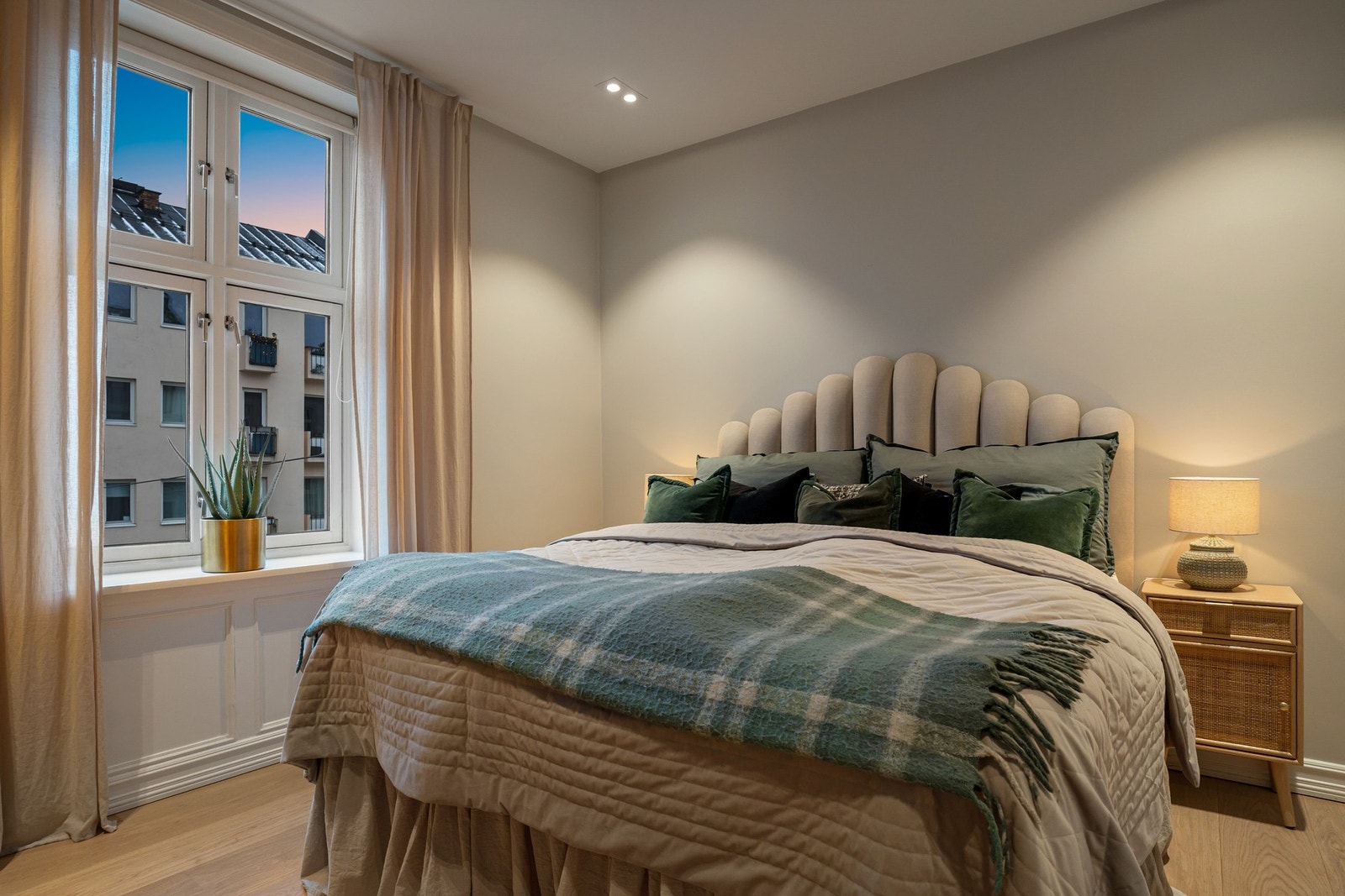 Store vindusflater med dype karmer slipper inn godt med dagslys, og rommet har en rolig og lun atmosfære. Galleribilde