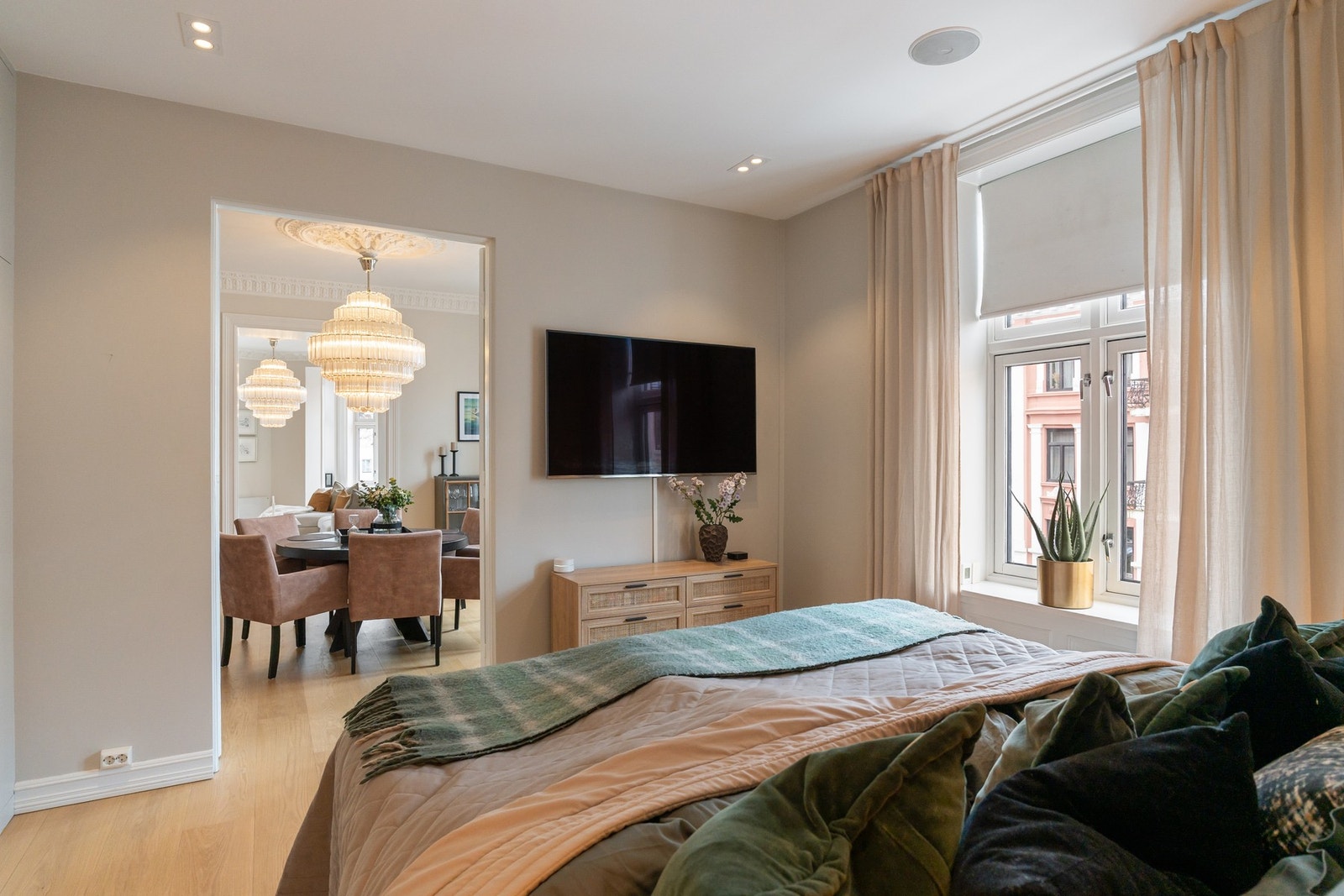 Leiligheten har to innbydende soverom. Hovedsoverommet er romslig og behagelig, med god plass til stor seng (opptil ca. 2,40 m bredde) og nattbord. Galleribilde