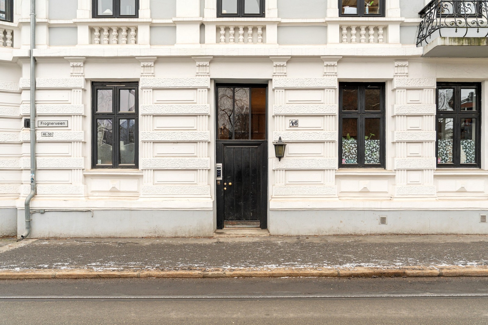 Bygningen har adkomst fra både Frognerveien og Magnus Bergs gate, med felles inngang som leder via trapp opp til leilighetsplanet i byggets tredje etasje. Galleribilde