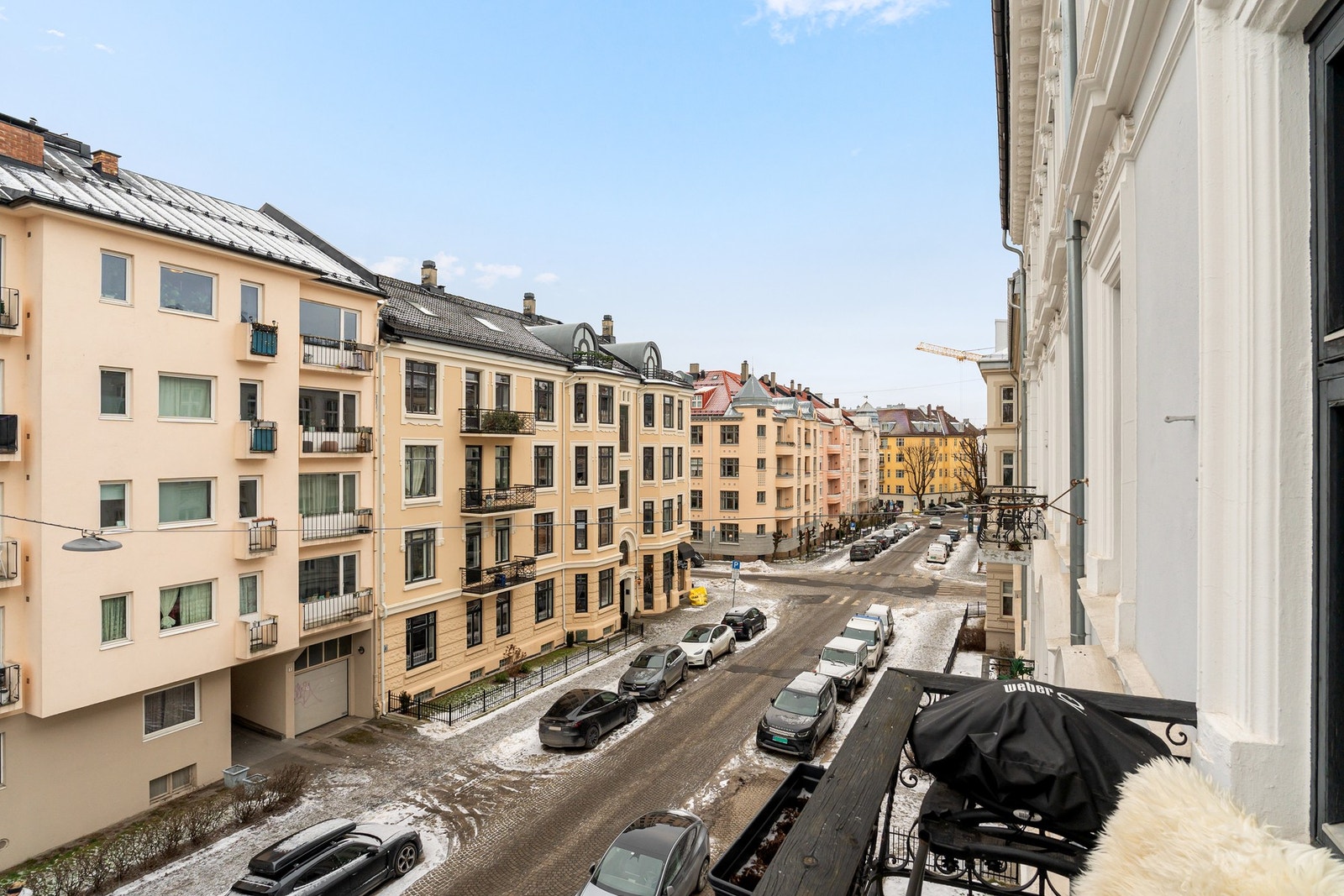 Hyggelig utsyn mot omkringliggende bebyggelse - perfekt for måltider, kaffe og sosiale stunder i sommersesongen. Galleribilde