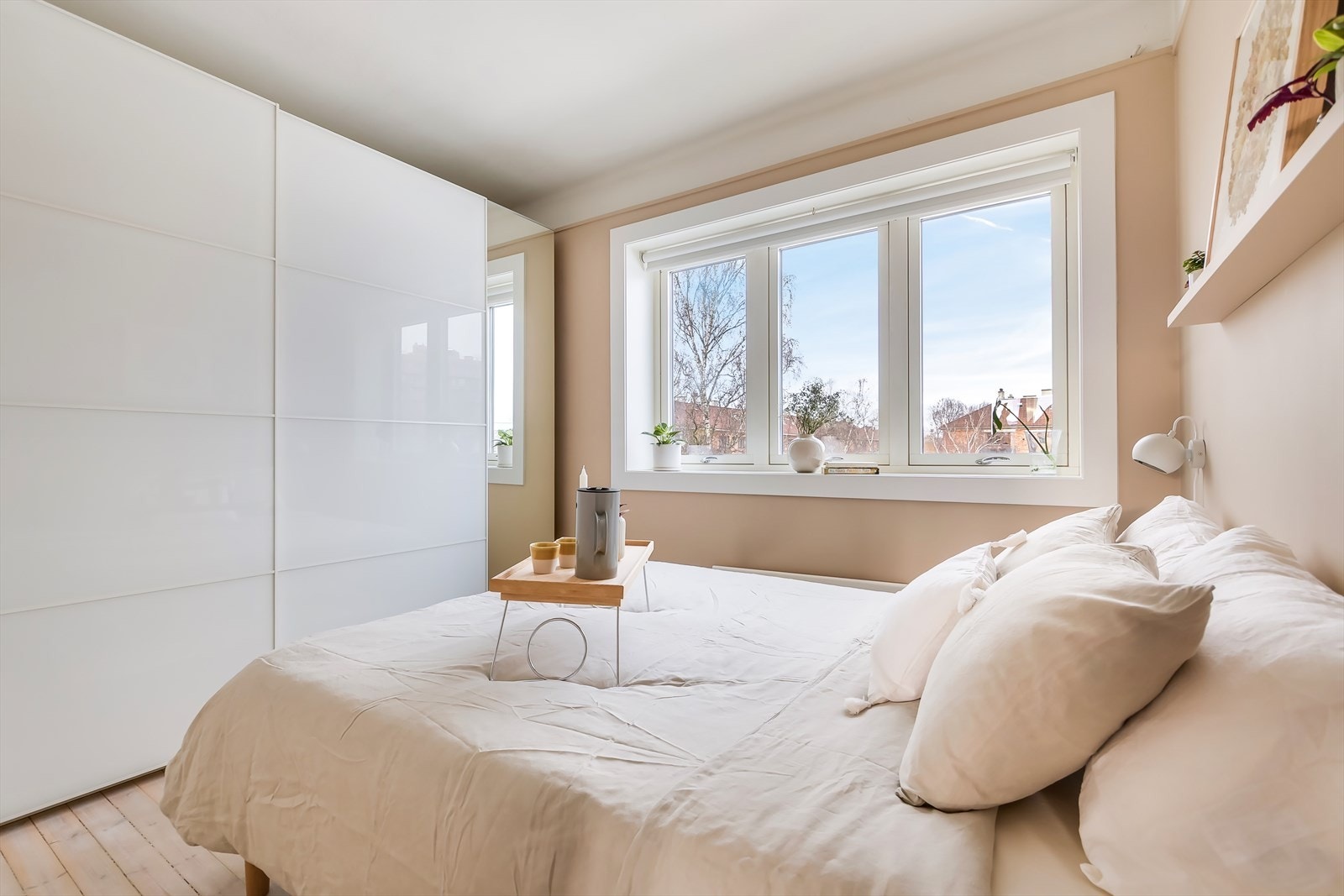 Romslig soverom med romslig garderobeløsning. Galleribilde