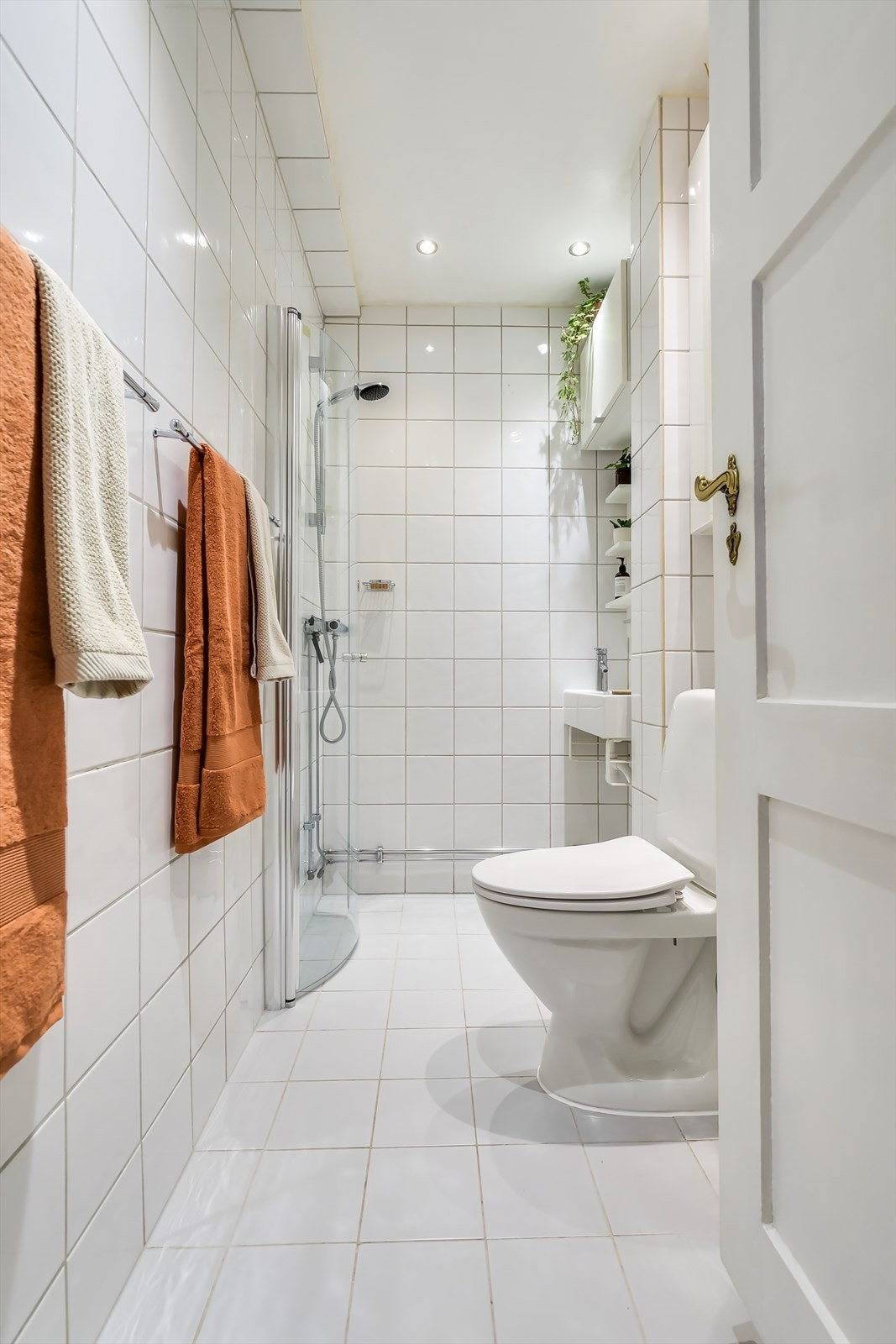 Flislagt baderom renovert av aksjelaget i 2006. Galleribilde