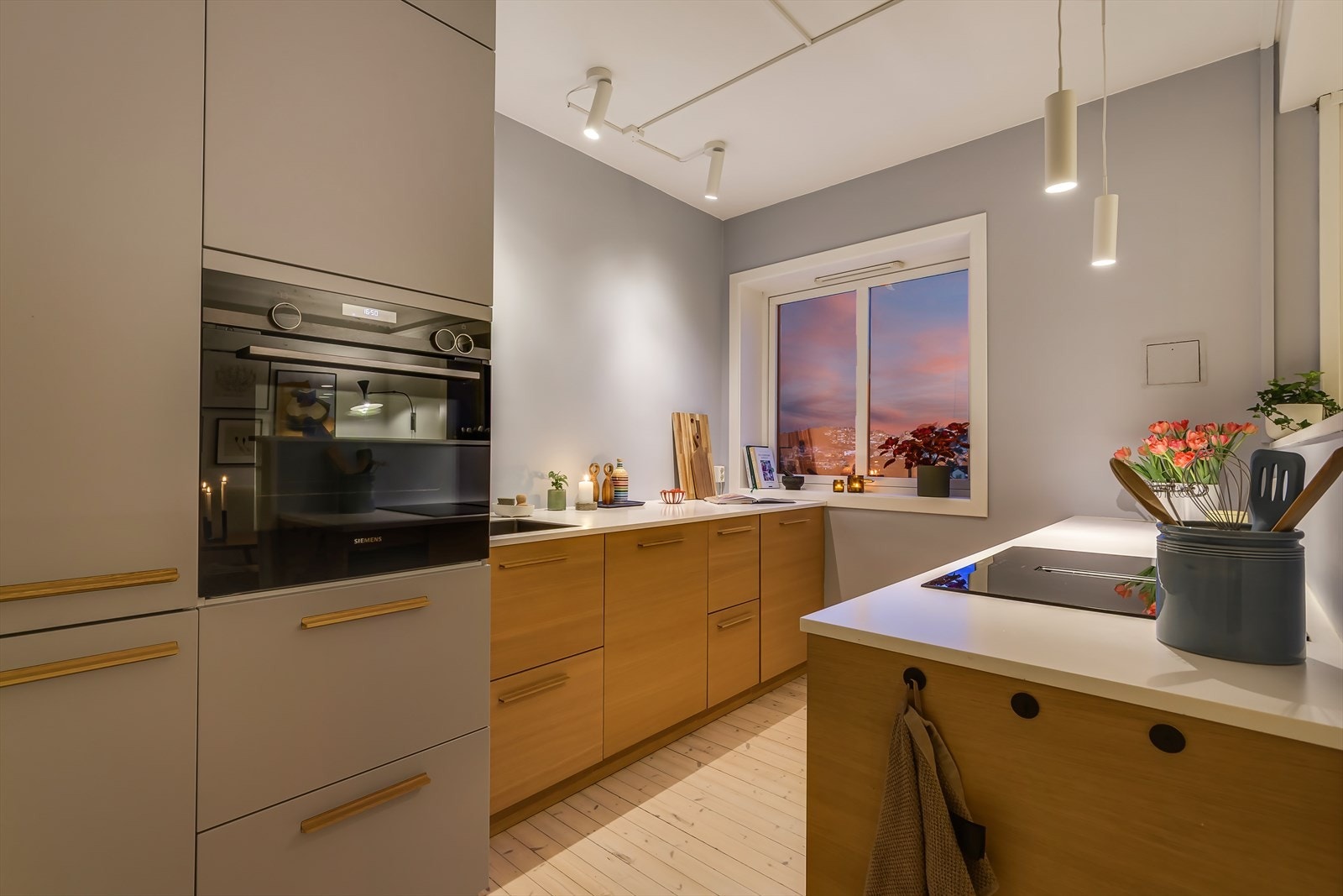 Det er integrert vaskemaskin (kombi) i kjøkkeninnredningen som medfølger. Galleribilde