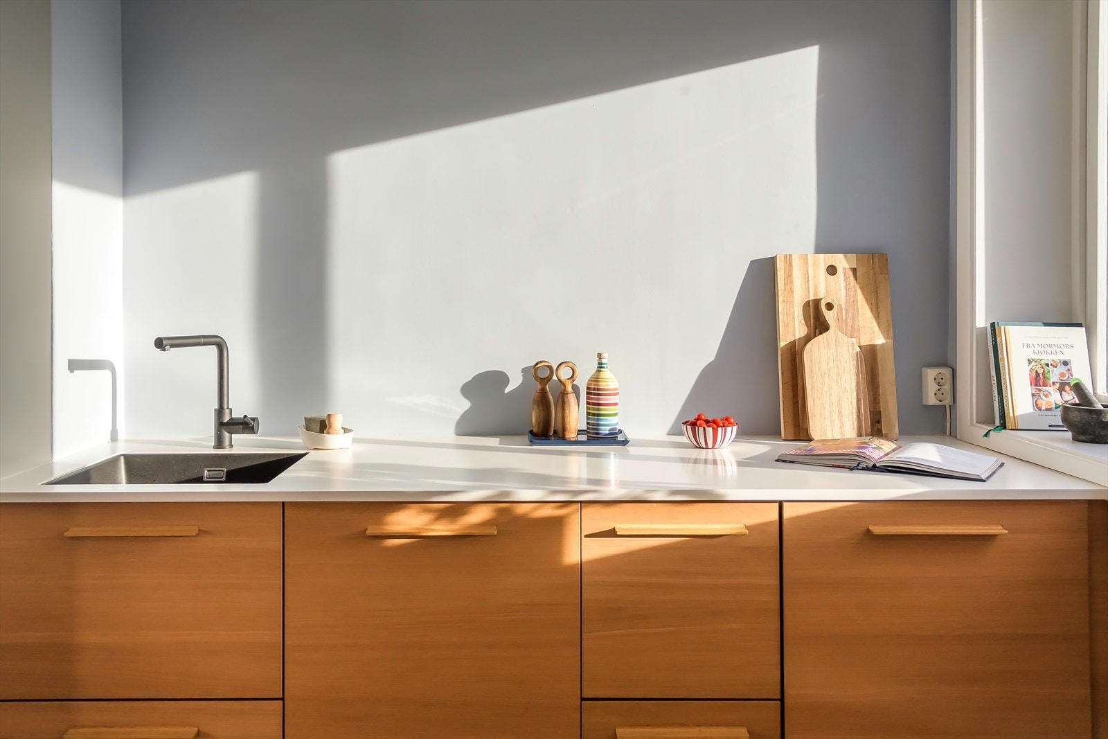 Kjøkkenet består av integrerte hvitevarer og kompositt benkeplate. Galleribilde