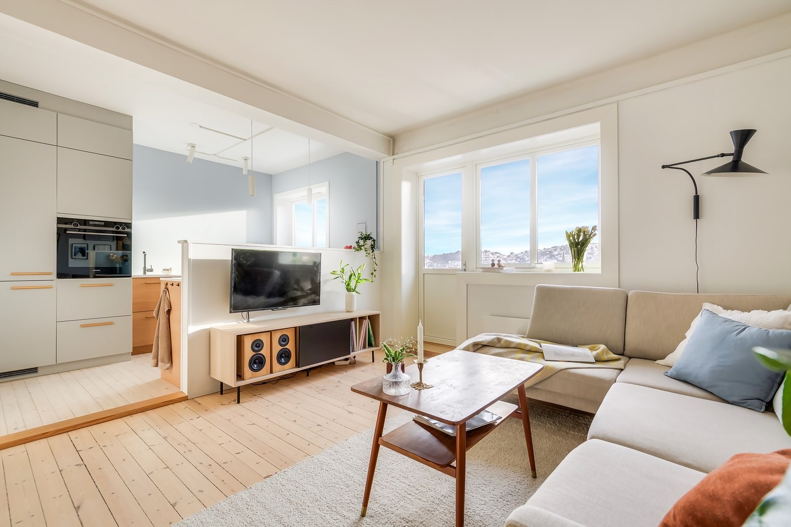 Her har du en fin delvis, åpen løsning mot kjøkken som gir rommet rikelig med dagsslys! Galleribilde