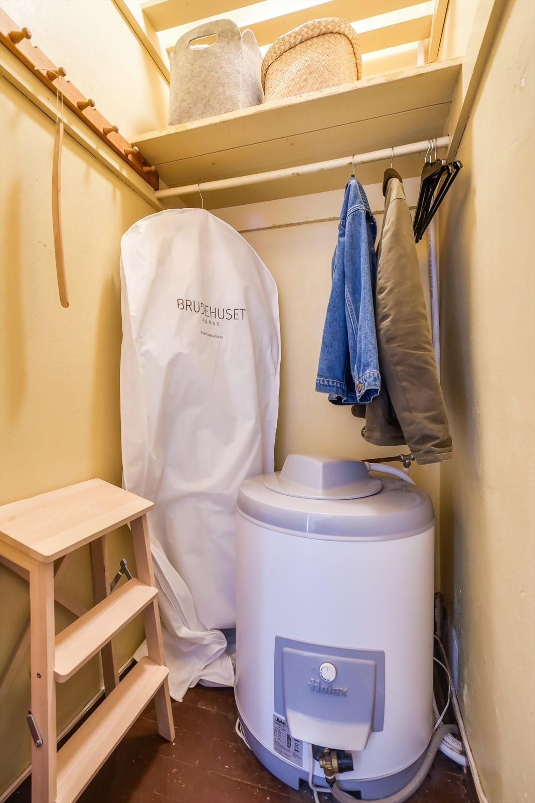 Praktisk innvendig bod i entréen. Galleribilde