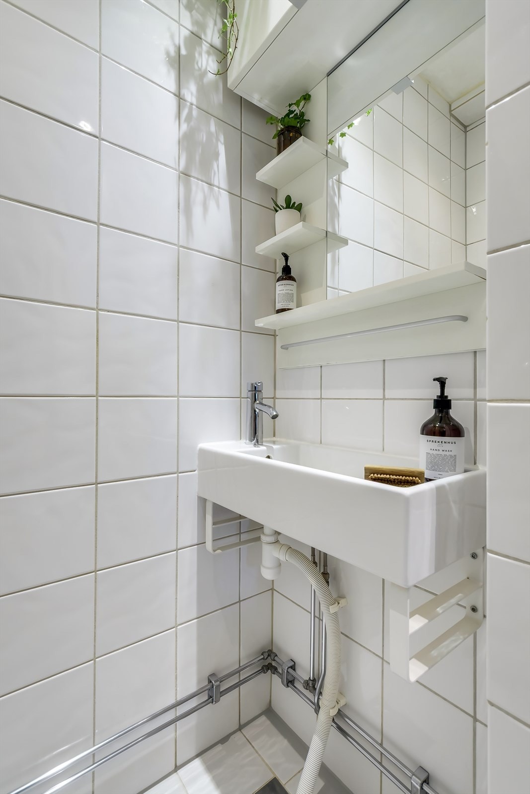 Innredningen består av dusjhjørne, toalett og servant. Galleribilde