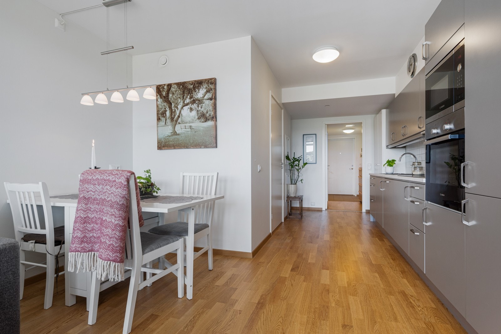 Stuen har rom til både sofakrok og spisestue. Galleribilde