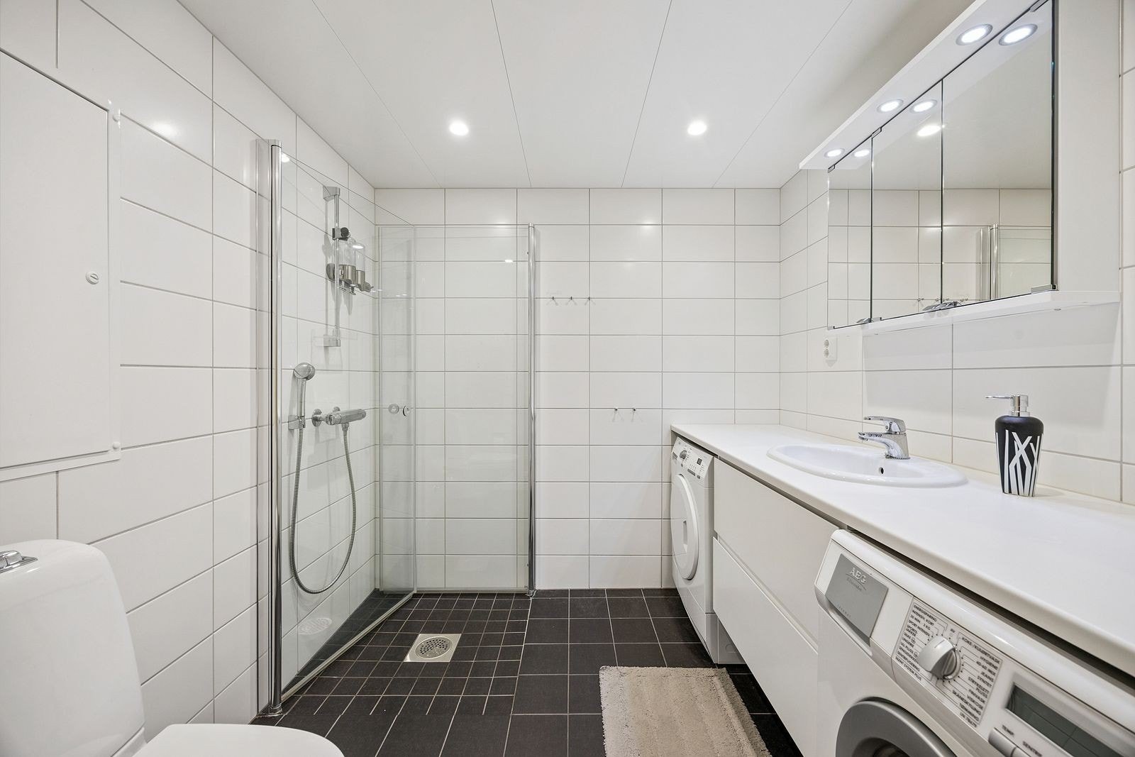 Pent flislagt bad med varmekabler. Vaskemaskin og tørketrommel medfølger Galleribilde