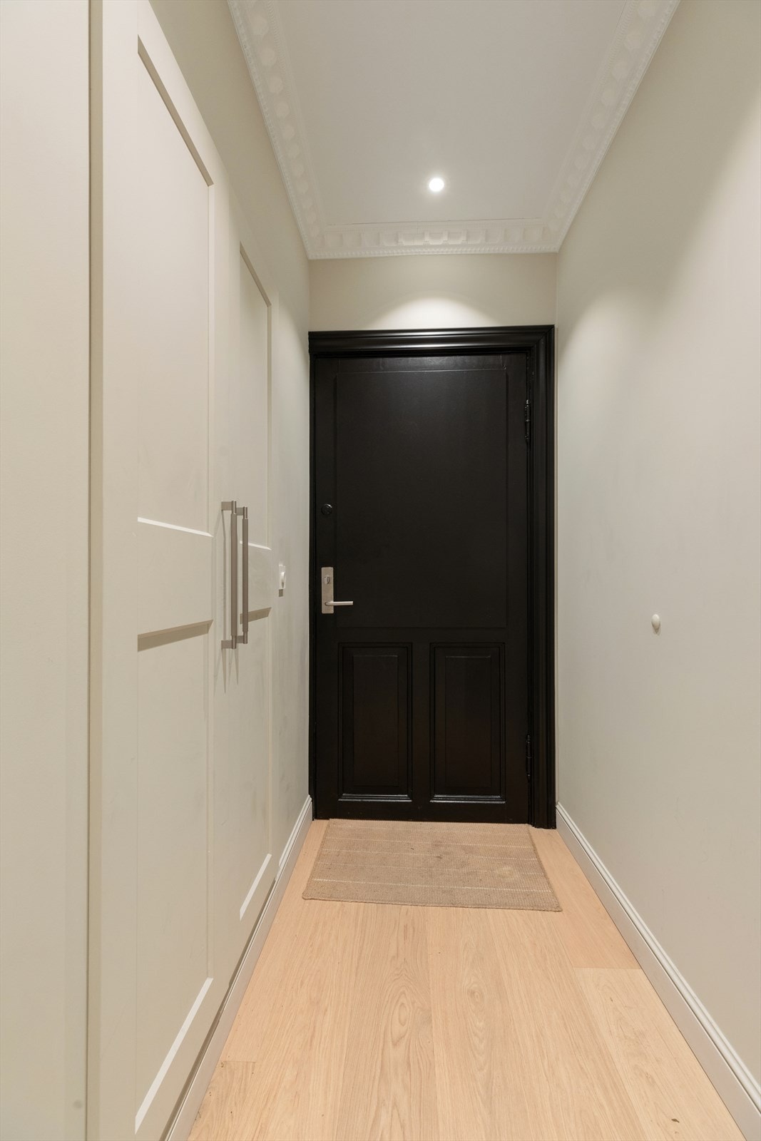 Gangen er innredet med integrert garderobeskap med oppbevaring for ytterklær. Galleribilde