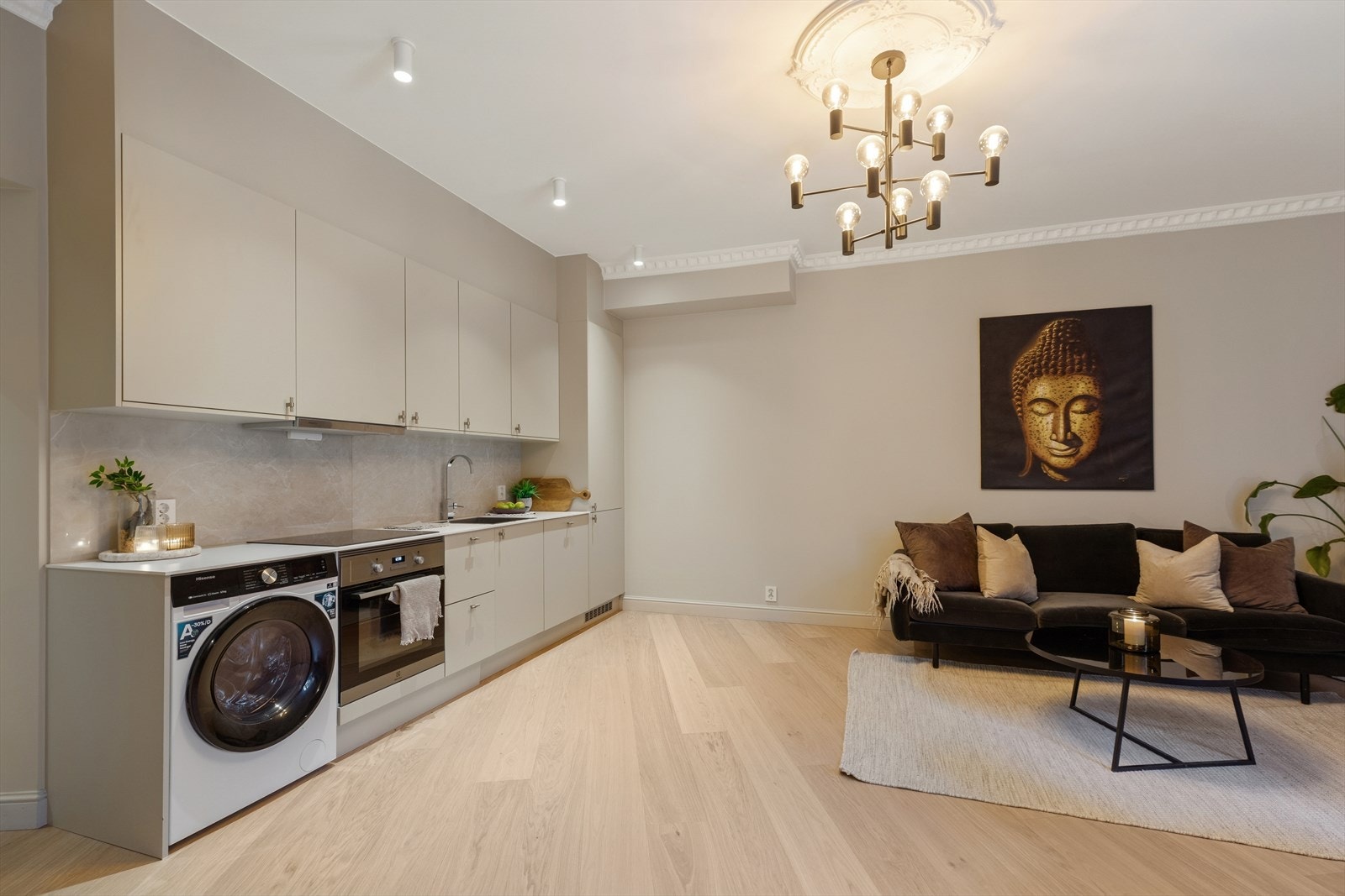 Pen kjøkkeninnredning med integrerte hvitevarer og vaskemaskin. Alle hvitevarer medfølger. Galleribilde