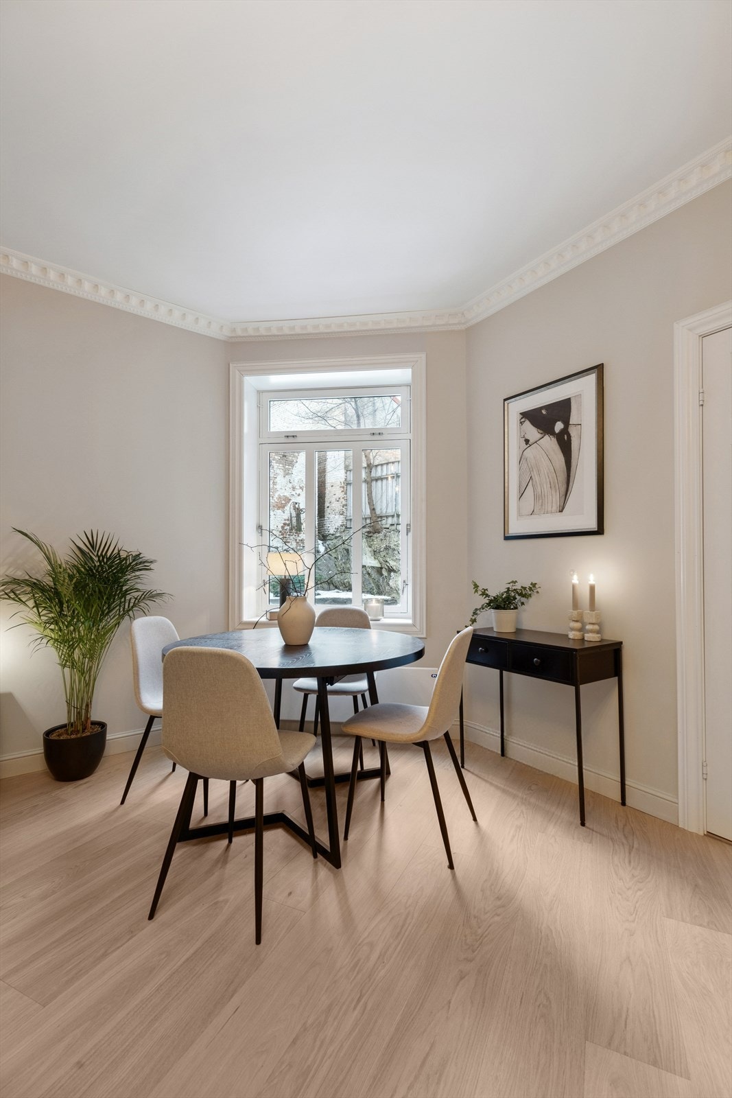 Hyggelig spisegruppe med vindu mot bakgård. Galleribilde