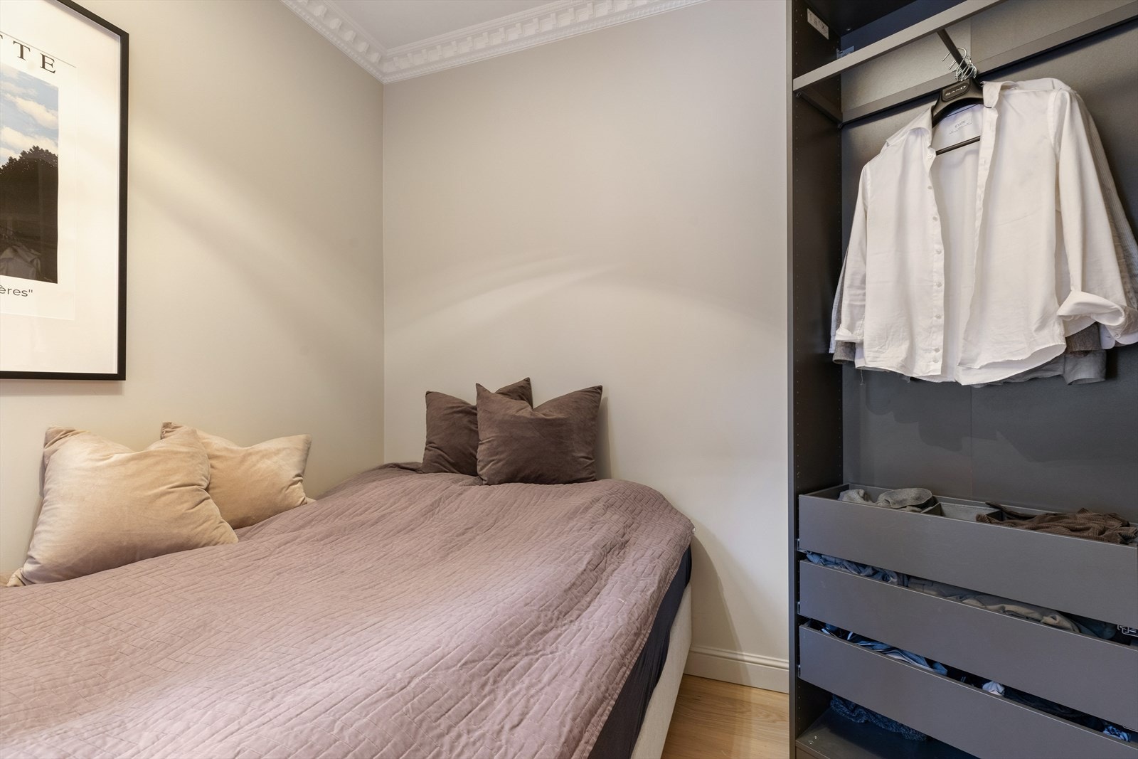 Boligen soverom er lyst og luftig og er innredet med åpent garderobeskap. Galleribilde