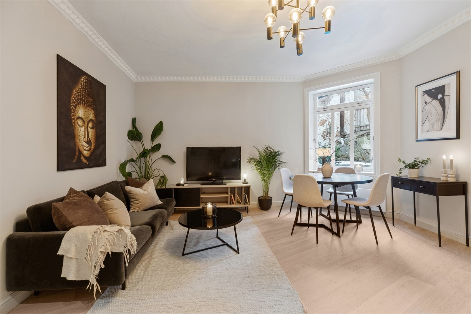 Stuen er lys og pen med god takhøyde. Galleribilde