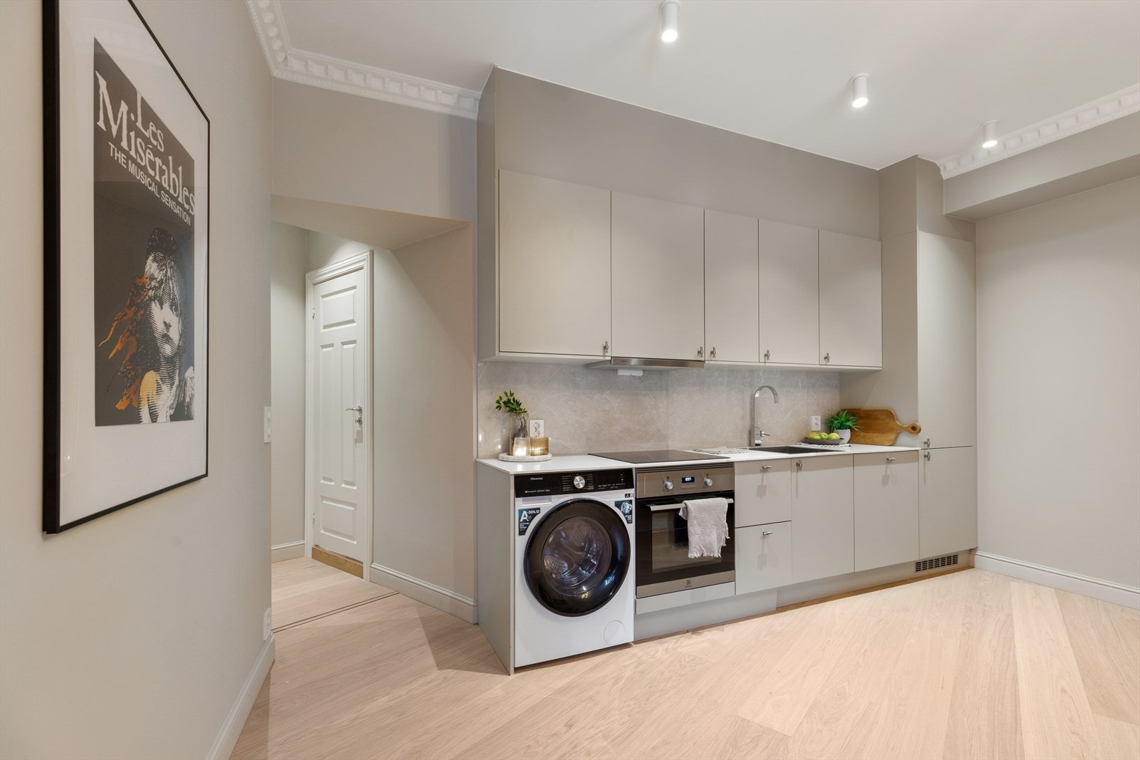 Kjøkkenet er godt utstyrt med god oppbevaringsplass. Galleribilde