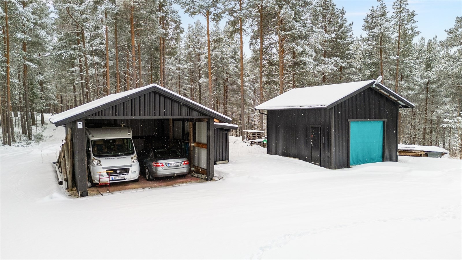 To romslige carporter. Galleribilde