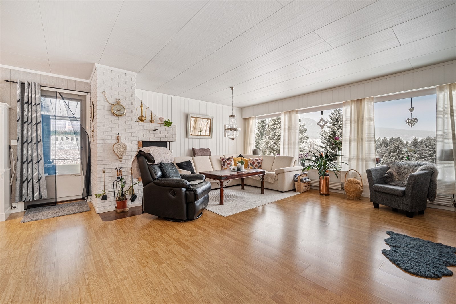 Stue i 1.etasje. Fra stua har man utgang til vinterhagen. Galleribilde