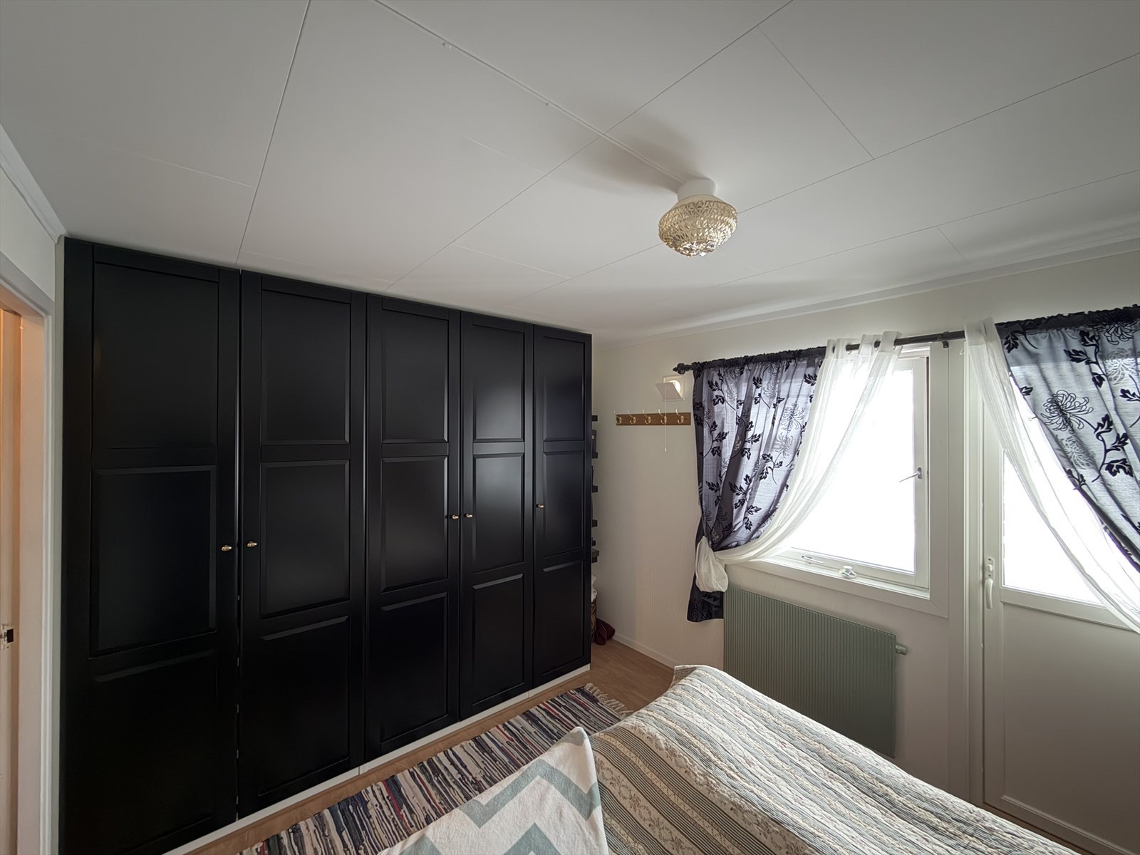 Soverom i 1.etasje med utgang til balkong. Galleribilde