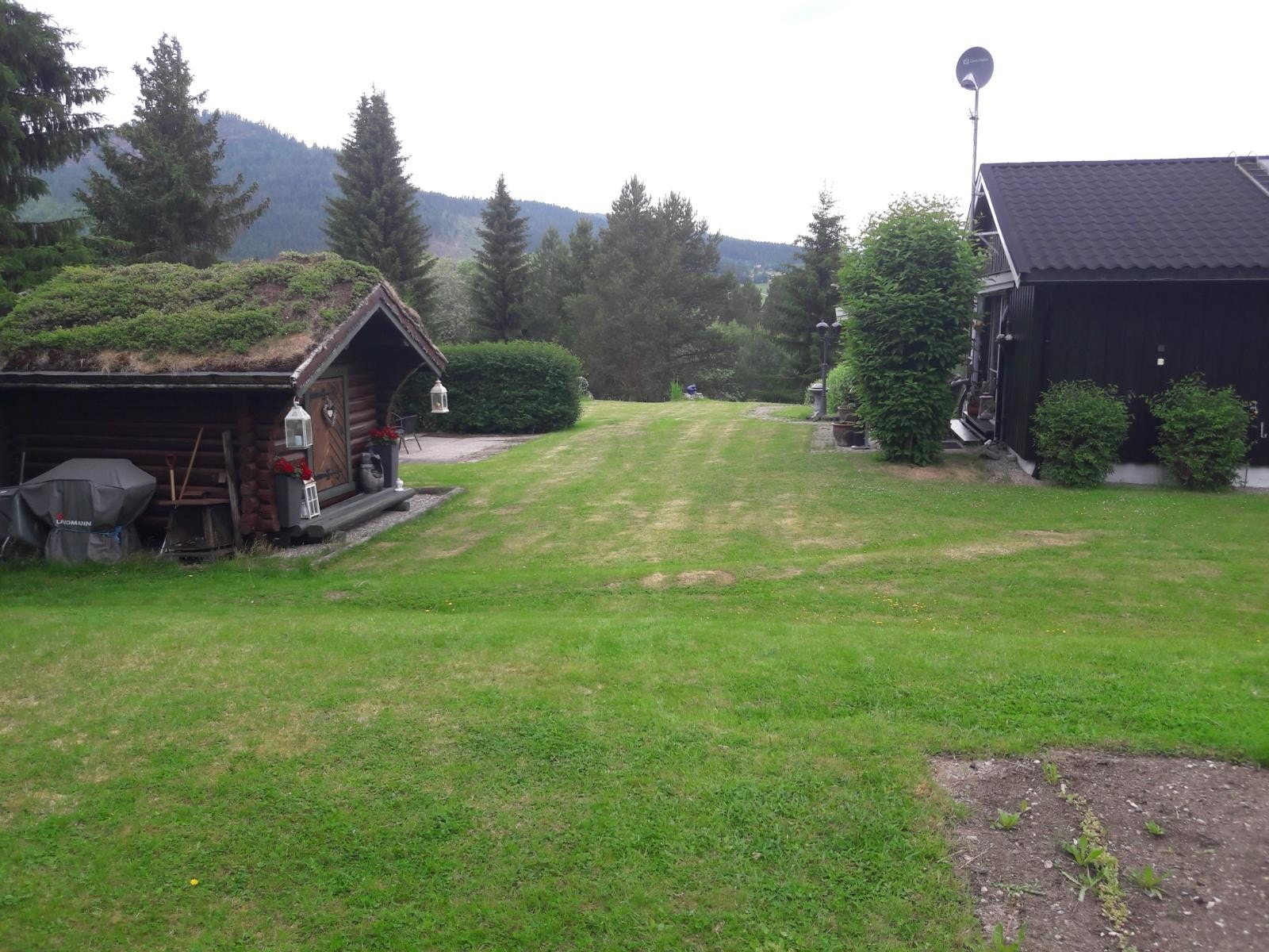 I tillegg til boligen er det garasje, verksted, carporter og stabbur på eiendommen. Galleribilde