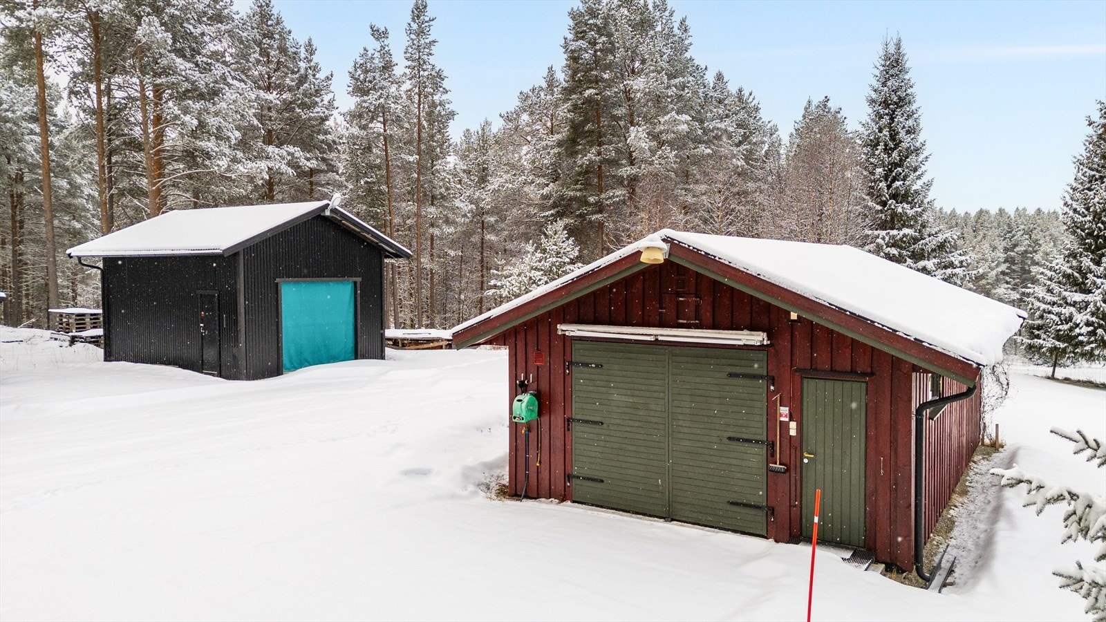 Isolert verksted til høyre i bilde. Det er tilkoblet vannbåren jordvarme på lik linje med huset. Galleribilde