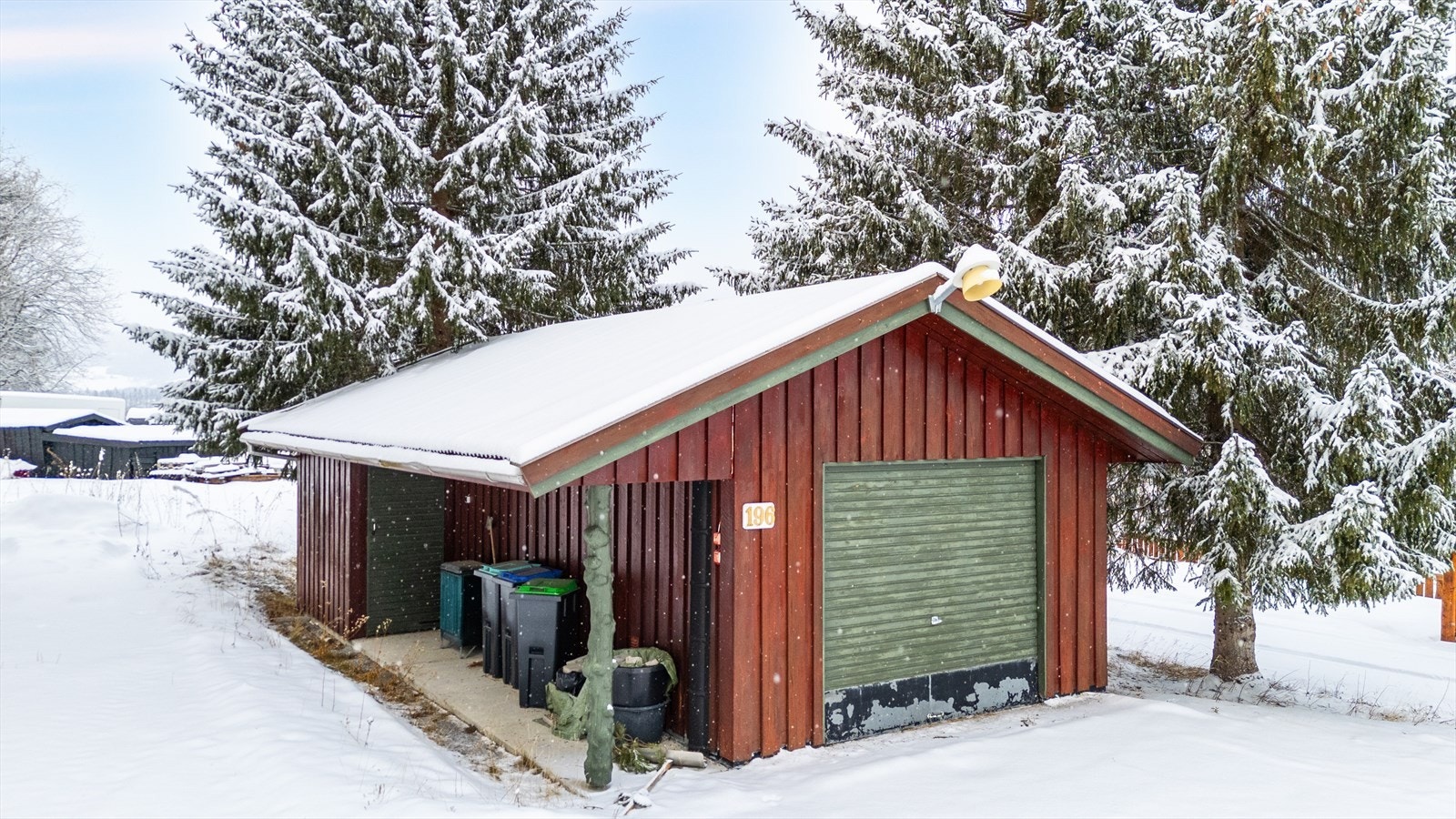 Garasje nede ved veien. Galleribilde