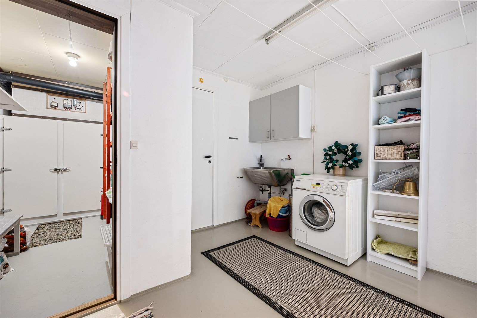 Vaskerom i sokkelen. Galleribilde