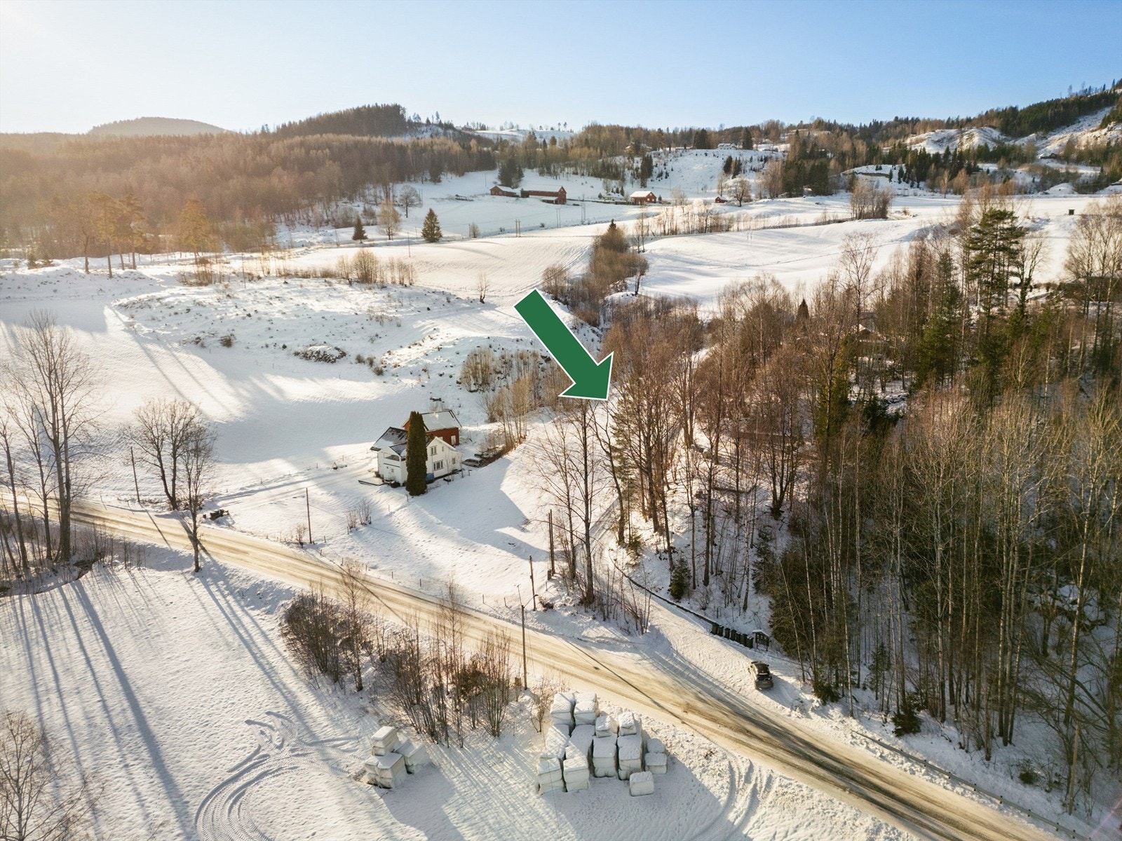 Nærhet til Sylling sentrum (ca. 10 min kjøring) med bl.a. Syllinghallen, idrettsplass og matbutikk. Galleribilde