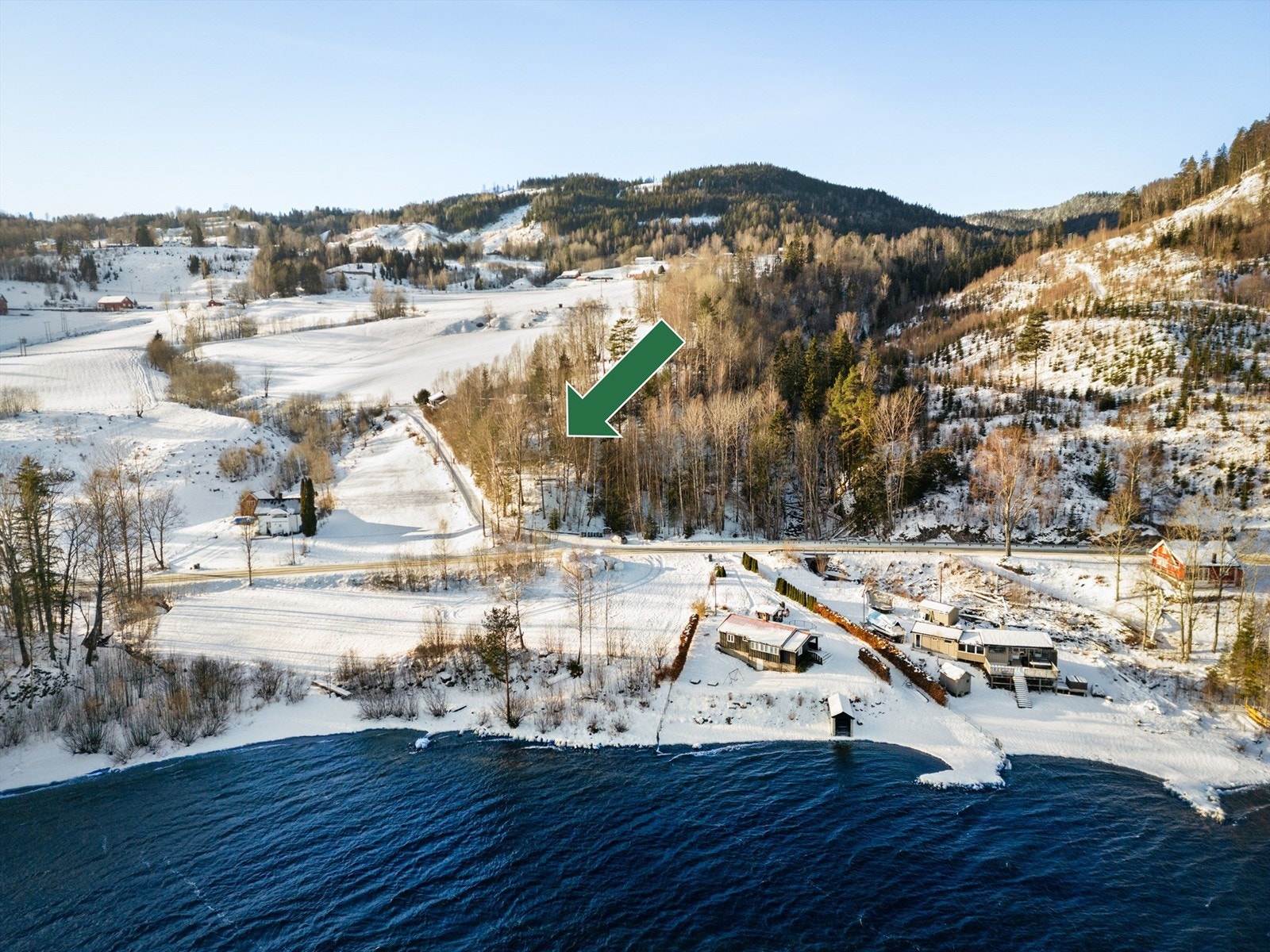 Fin naturtomt på ca. 976 kvm med flott utsikt mot Holsfjorden.
Foto: Stine Prøitz Jørgensen Galleribilde