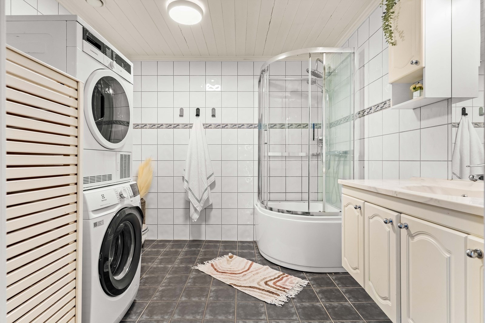 Badet har servantinnredning, toalett og opplegg for vaskemaskin. Galleribilde