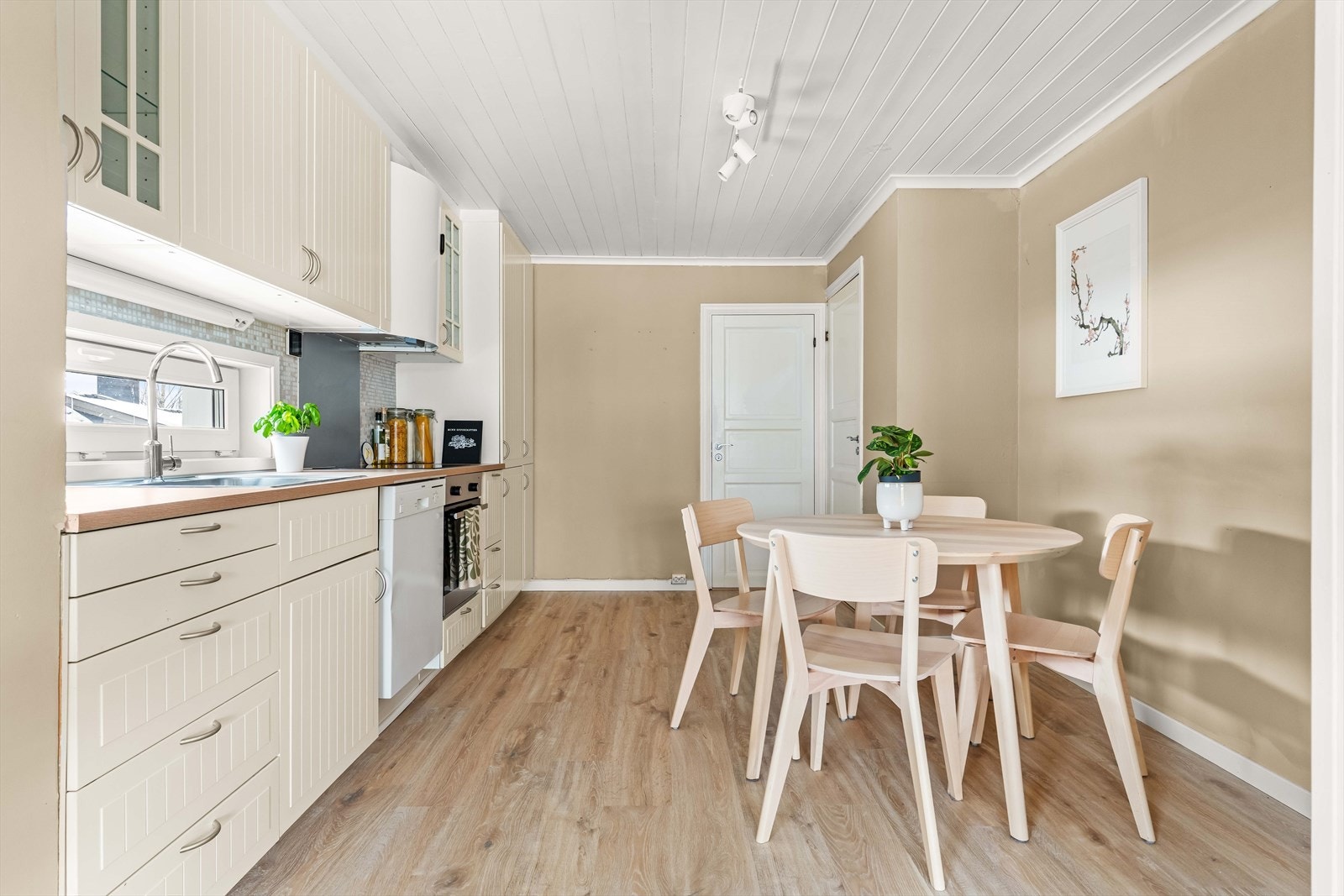 Delvis adskilt kjøkken med praktisk planløsning. Galleribilde