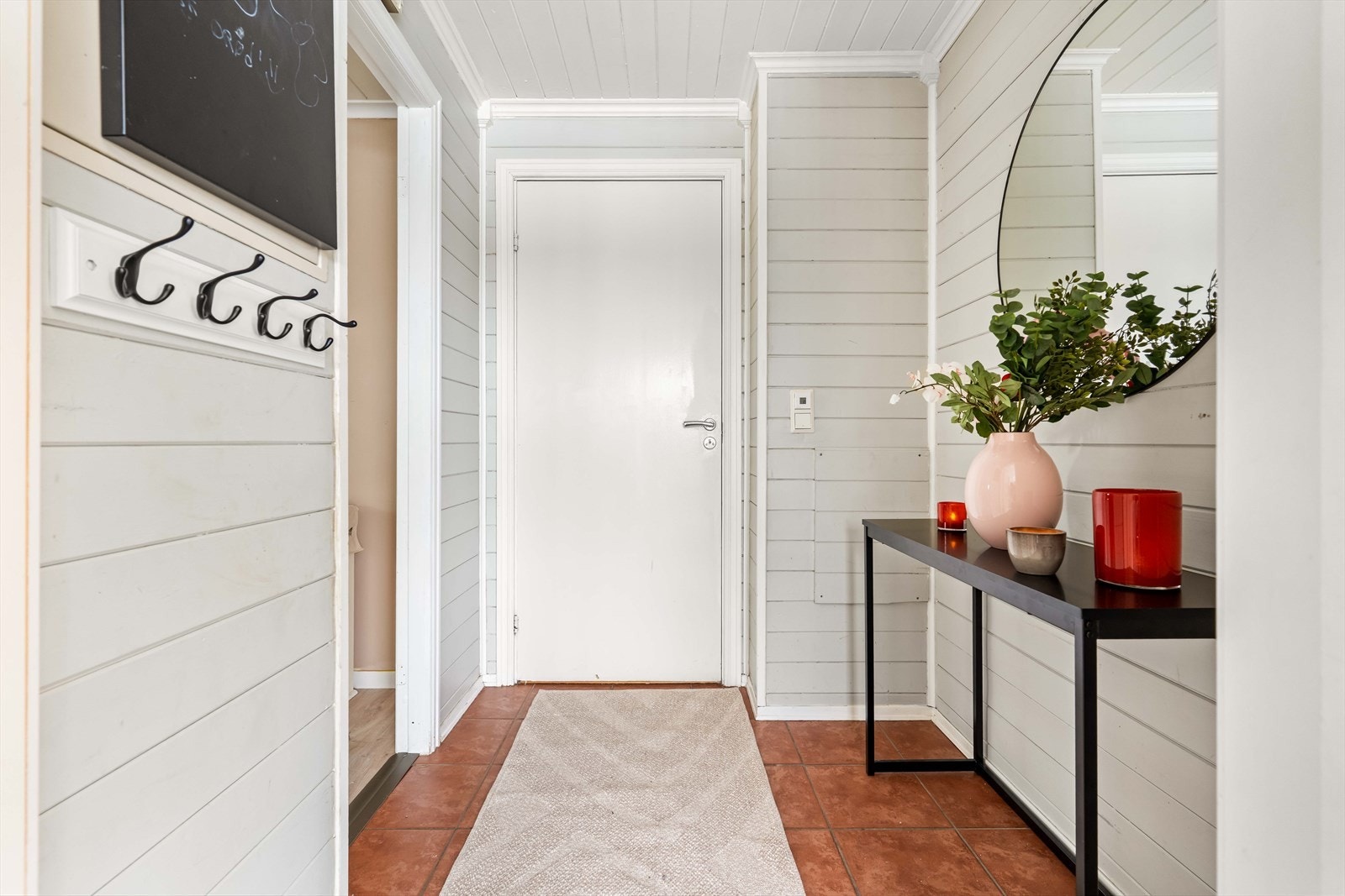 Gang med adkomst til leilighetens rom og oppbevaringsplass. Galleribilde