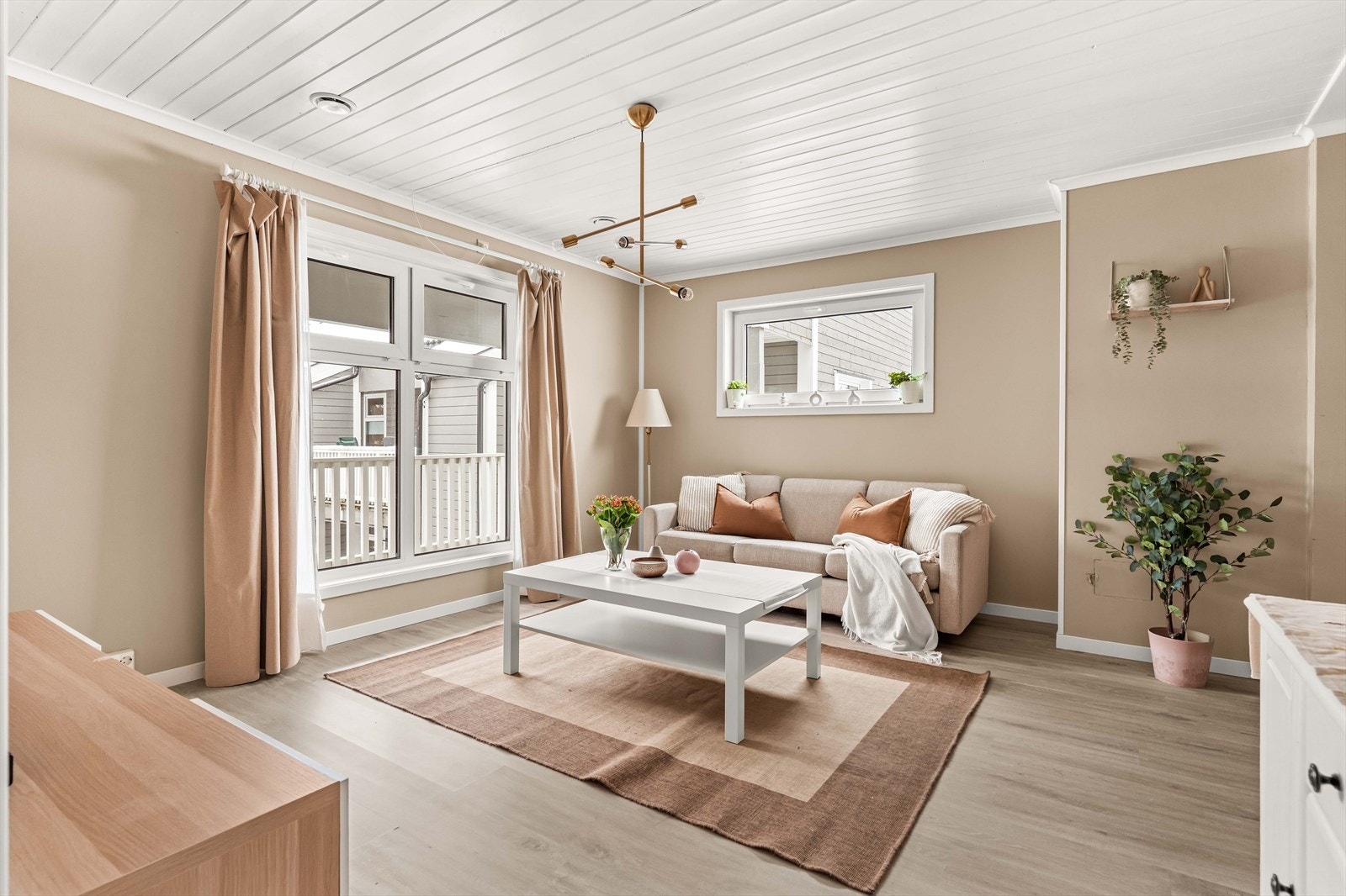 Stuen har laminatgulv og malte veggflater. Galleribilde