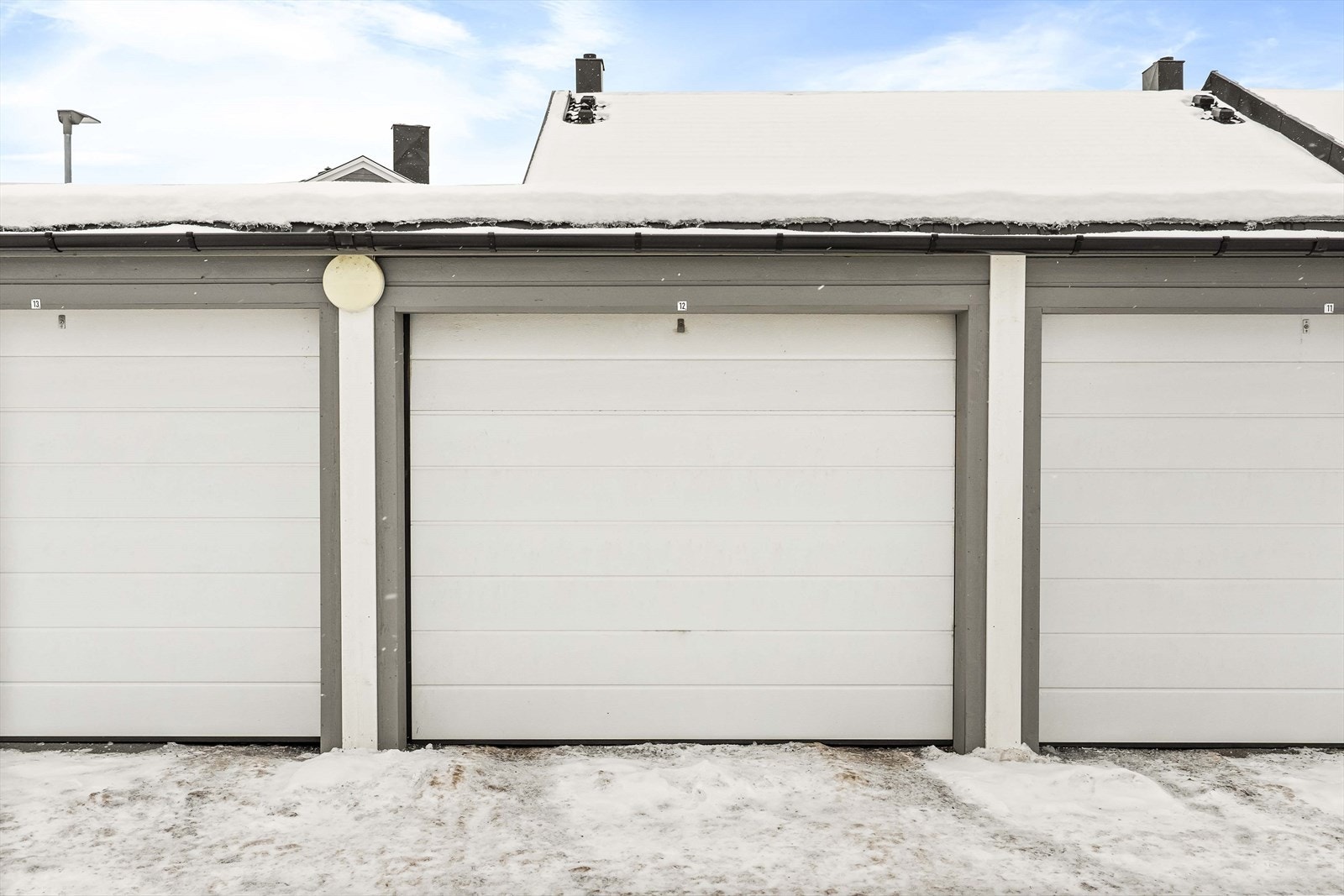 Garasje i rekke med lademulighet for elbil. Se "Parkering"* for mer informasjon om lading. Galleribilde