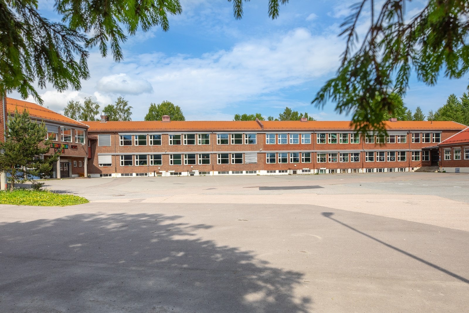 Sten Tærud Skole ligger ca. 2 km fra boligen. Galleribilde