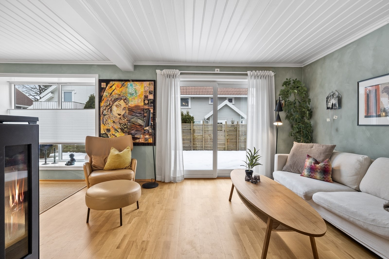 Det er pene gulv som understreker det helhetlige og velholdte uttrykket, og som danner en fin ramme rundt møbleringen. Fra stuen er det direkte utgang til en solrik terrasse, noe som gir en naturlig forlengelse av oppholdsrommet i sommerhalvåret. Galleribilde