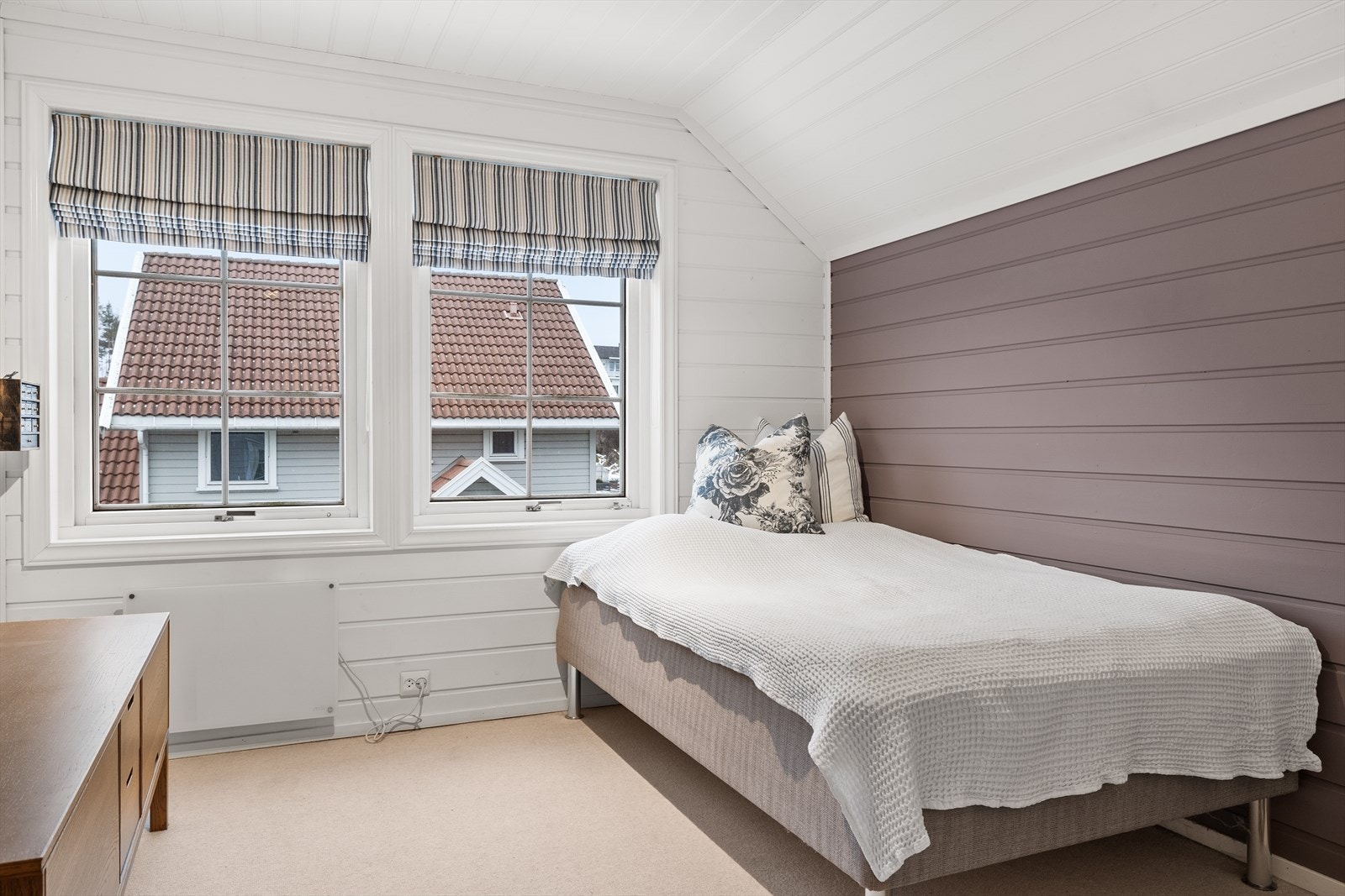 Dette er et rom som egner seg godt både som barnerom, gjesterom eller eventuelt hjemmekontor, avhengig av behov. Med sin trivelige utforming og gode størrelse fremstår det som et fleksibelt rom som enkelt kan tilpasses ulike livsfaser og ønsker. Galleribilde