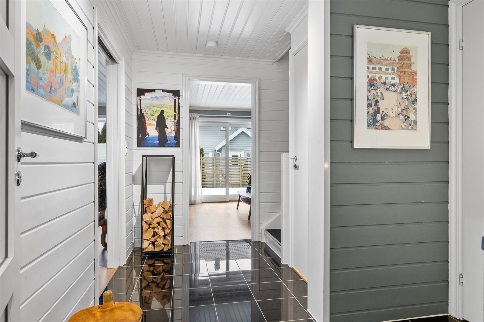 Her får man et umiddelbart godt førsteinntrykk av boligens gjennomgående standard. Flislagt gulv er både praktisk og slitesterkt, samtidig som det gir et stilrent og ryddig uttrykk. Galleribilde