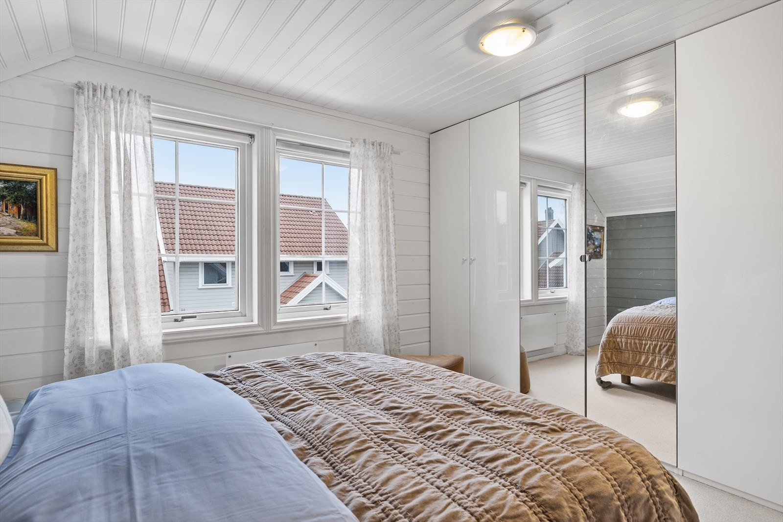 Her er det godt med garderobeskap, noe som gir rikelig oppbevaringsplass og bidrar til en ryddig og oversiktlig løsning. Rommet har en fin størrelse med plass til dobbeltseng og tilhørende møblemen. Galleribilde