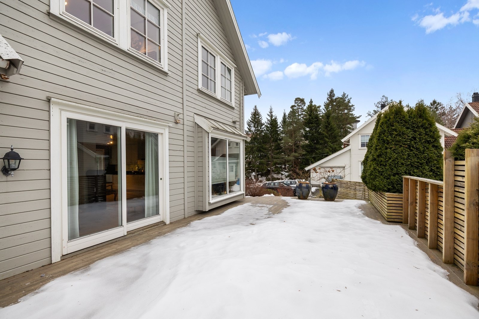 Her ligger forholdene til rette for å nyte solen fra formiddag til kveld, godt beskyttet mot innsyn og vær. Terrassen har god plass til både sittegruppe, grill og spisebord, og fungerer som en naturlig forlengelse av oppholdsrommet i sommerhalvåret. Galleribilde