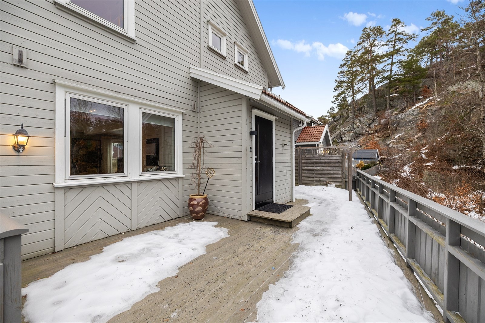 Ved inngangspartiet finner du en hyggelig og skjermet uteplass som skaper en lun og innbydende ramme rundt boligen. Galleribilde