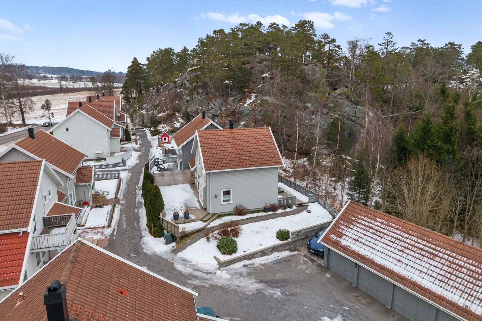 Eiendommen ligger fint til i feltet, plassert på enden - en beliggenhet som gir en ekstra følelse av ro og privatliv. Med denne plasseringen oppleves området mer skjermet, samtidig som man ofte får mindre gjennomgangstrafikk. Galleribilde