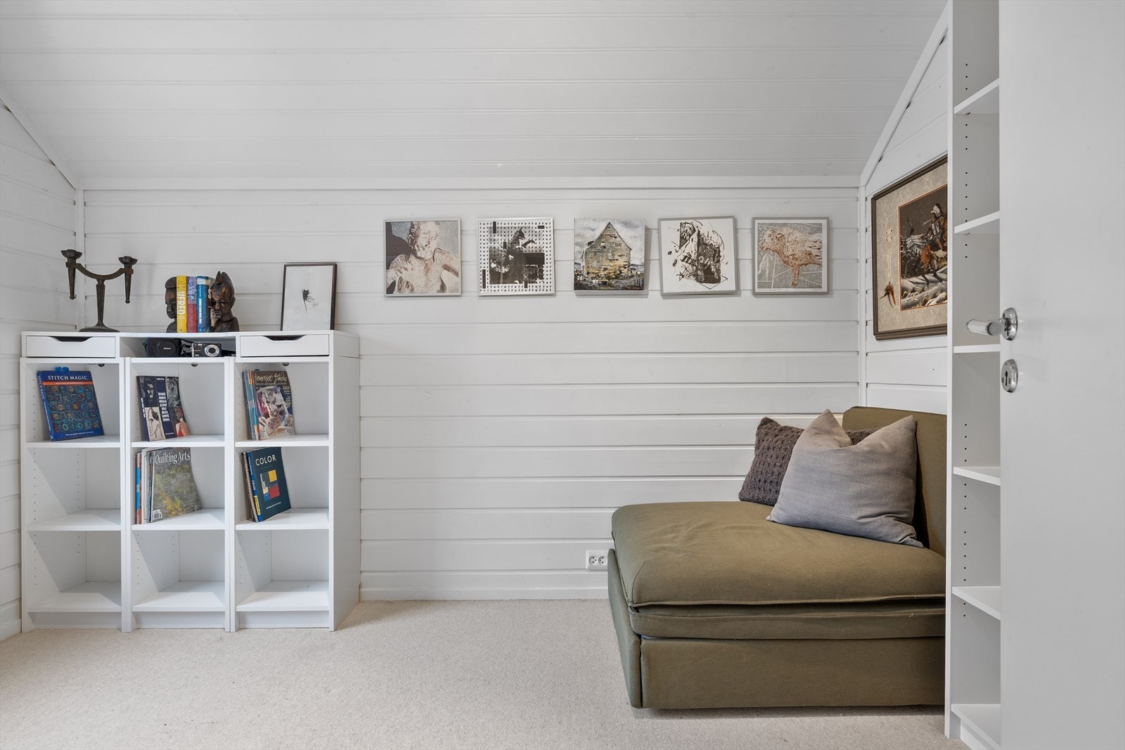 Det minste soverommet er et fleksibelt og anvendelig rom som egner seg godt både som barnerom og hjemmekontor. Rommet har en fin størrelse som gir plass til seng, skrivebord og oppbevaring, og kan enkelt tilpasses etter behov og livssituasjon. Galleribilde