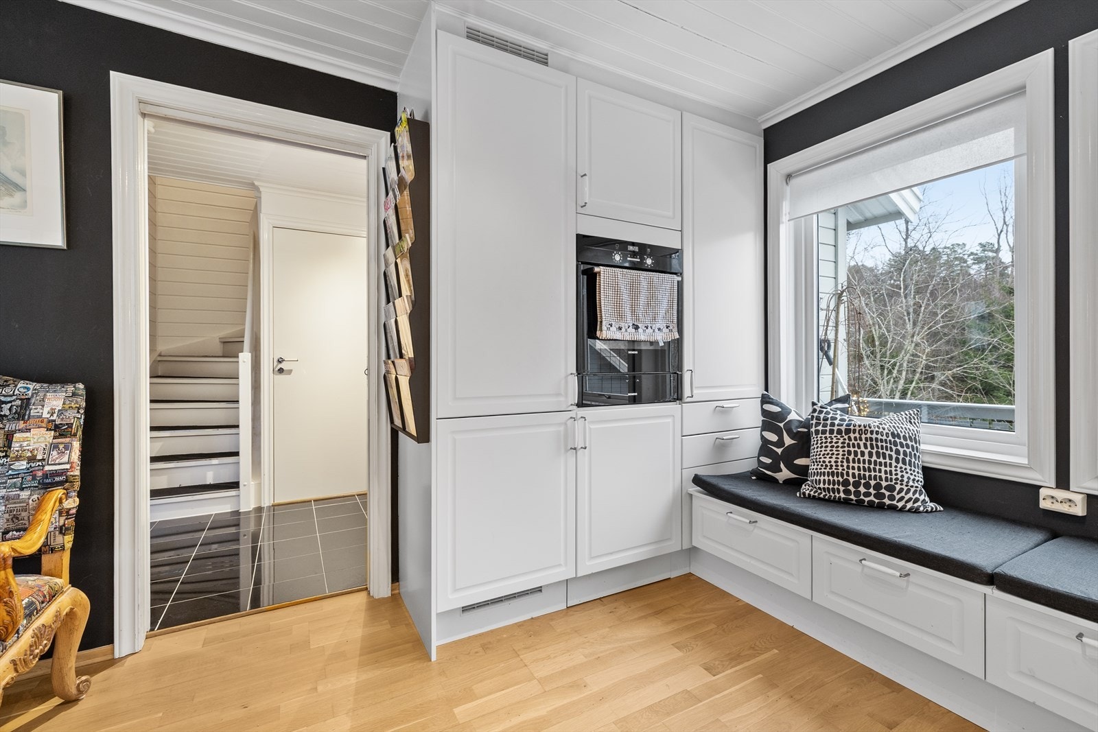 Kjøkkenet fremstår lyst, pent og innbydende - et rom det er lett å trives i. Galleribilde