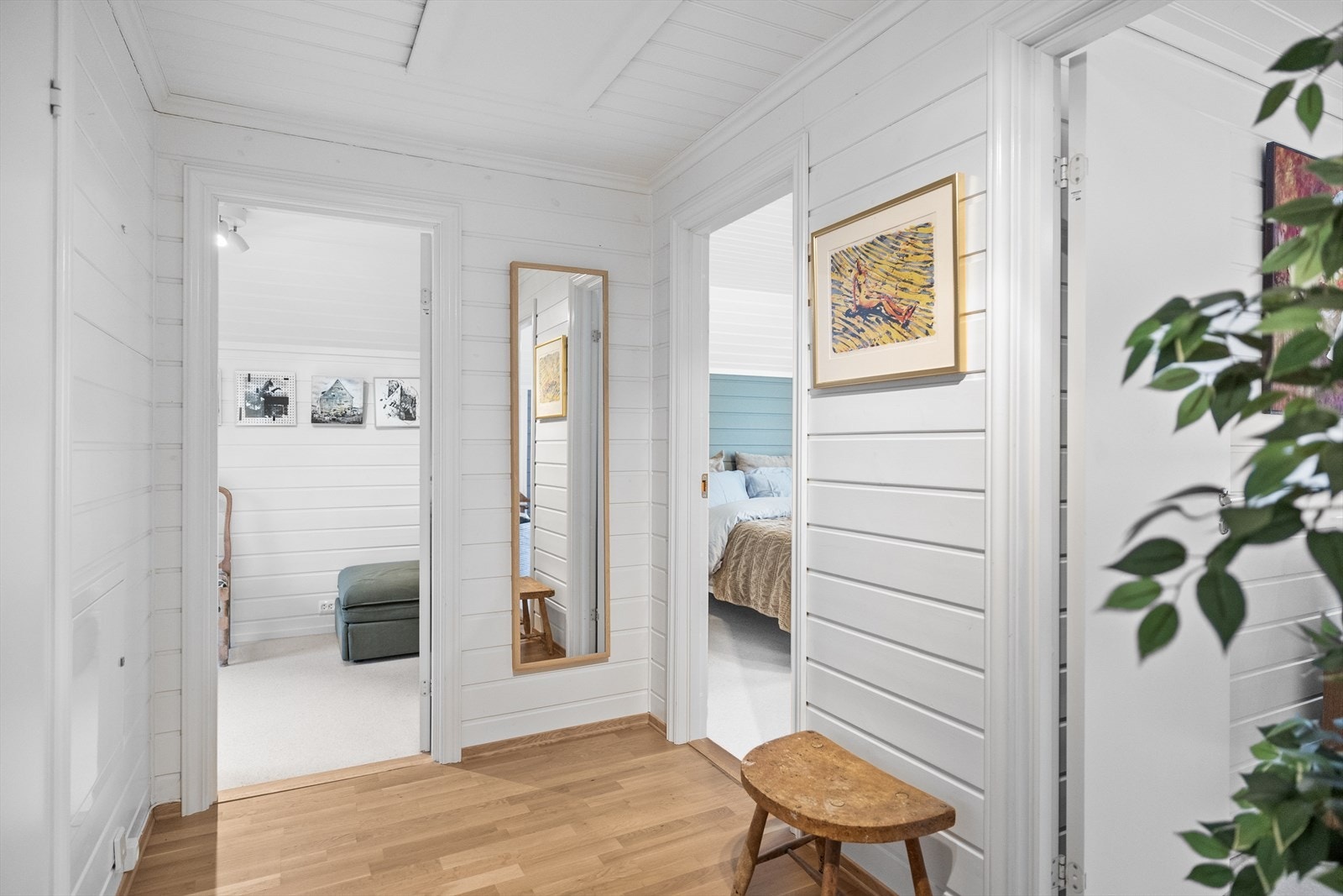 I 2. etasje møtes du av en lys og pen gang som binder rommene i etasjen fint sammen. Galleribilde