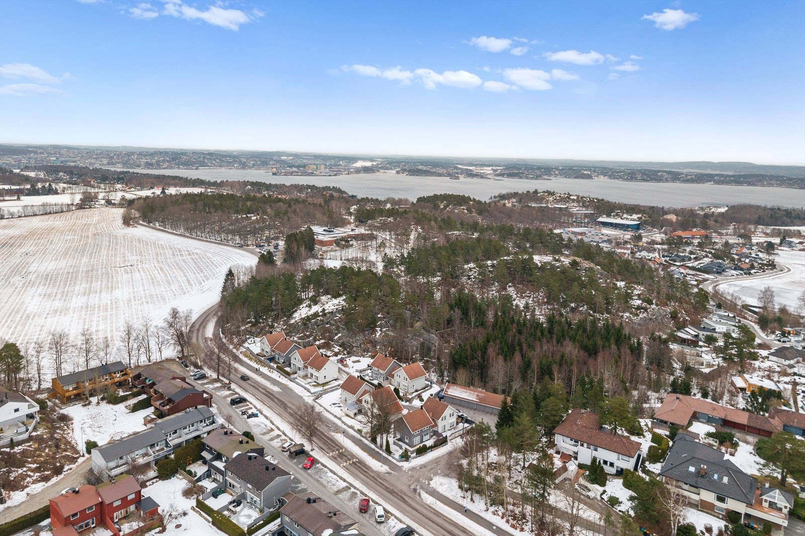 Barnehage, skole og dagligvarebutikk ligger innen kort avstand, og nærområdet byr på flotte turmuligheter som kan nytes året rundt. Dette er et område hvor både små og store vil trives. Galleribilde