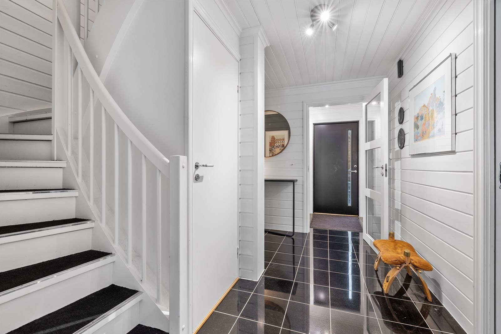 Boligen ønskes velkommen via en delikat og innbydende entré med pene fliser på gulvet og smakfullt malte vegger i harmoniske toner. Galleribilde